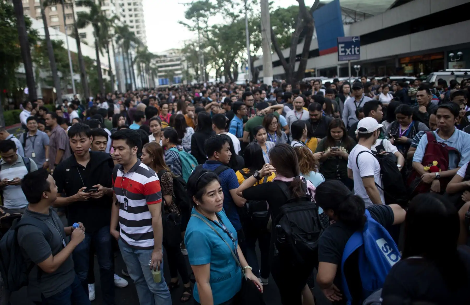 Al menos cinco personas murieron cuando los edificios colapsaron cerca de Manila. Foto: AFP