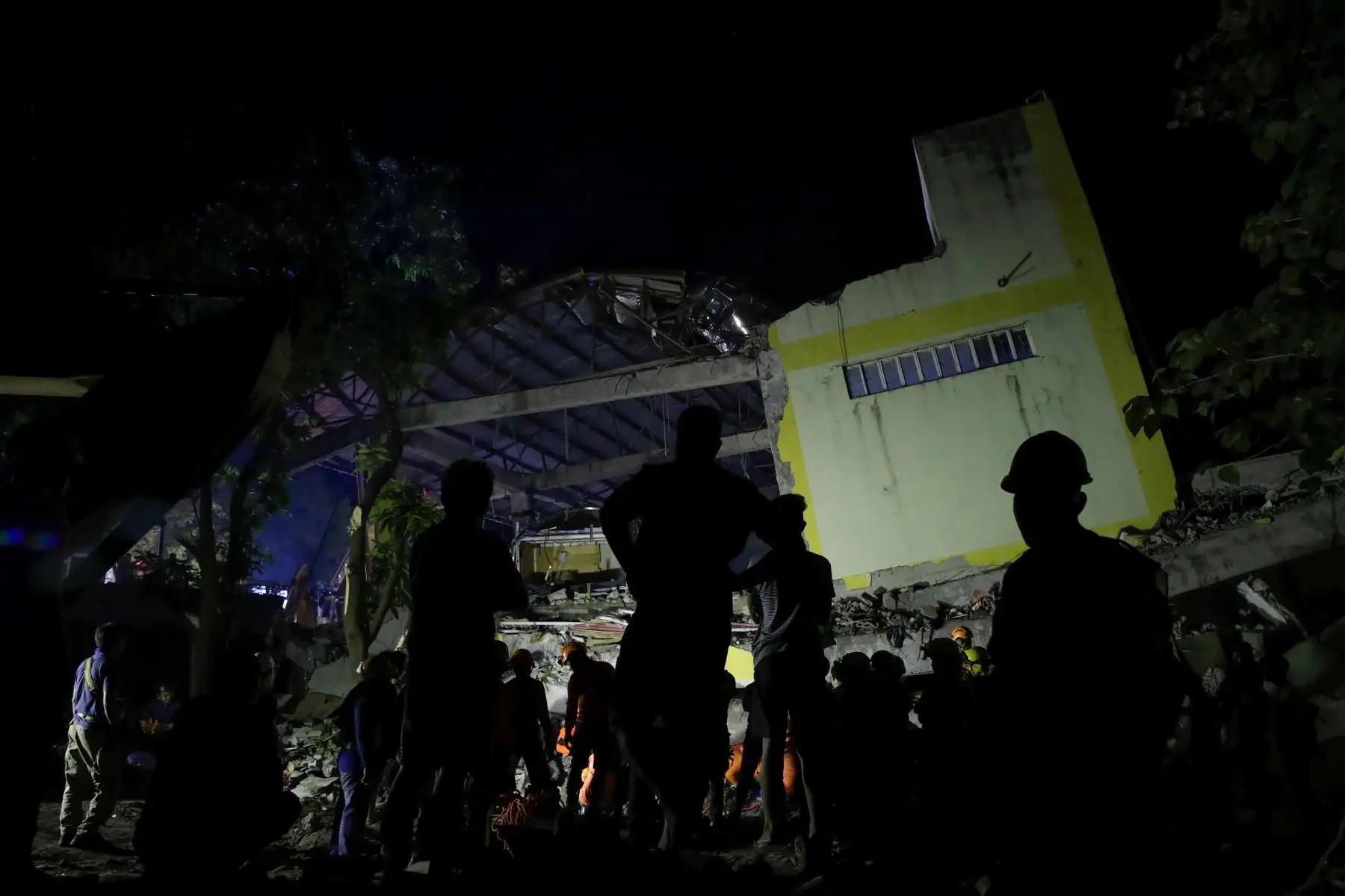 Especialistas de los servicios de rescate trabajan en un edificio derruido tras un terremoto en Pampanga (Filipinas). Foto: EFE