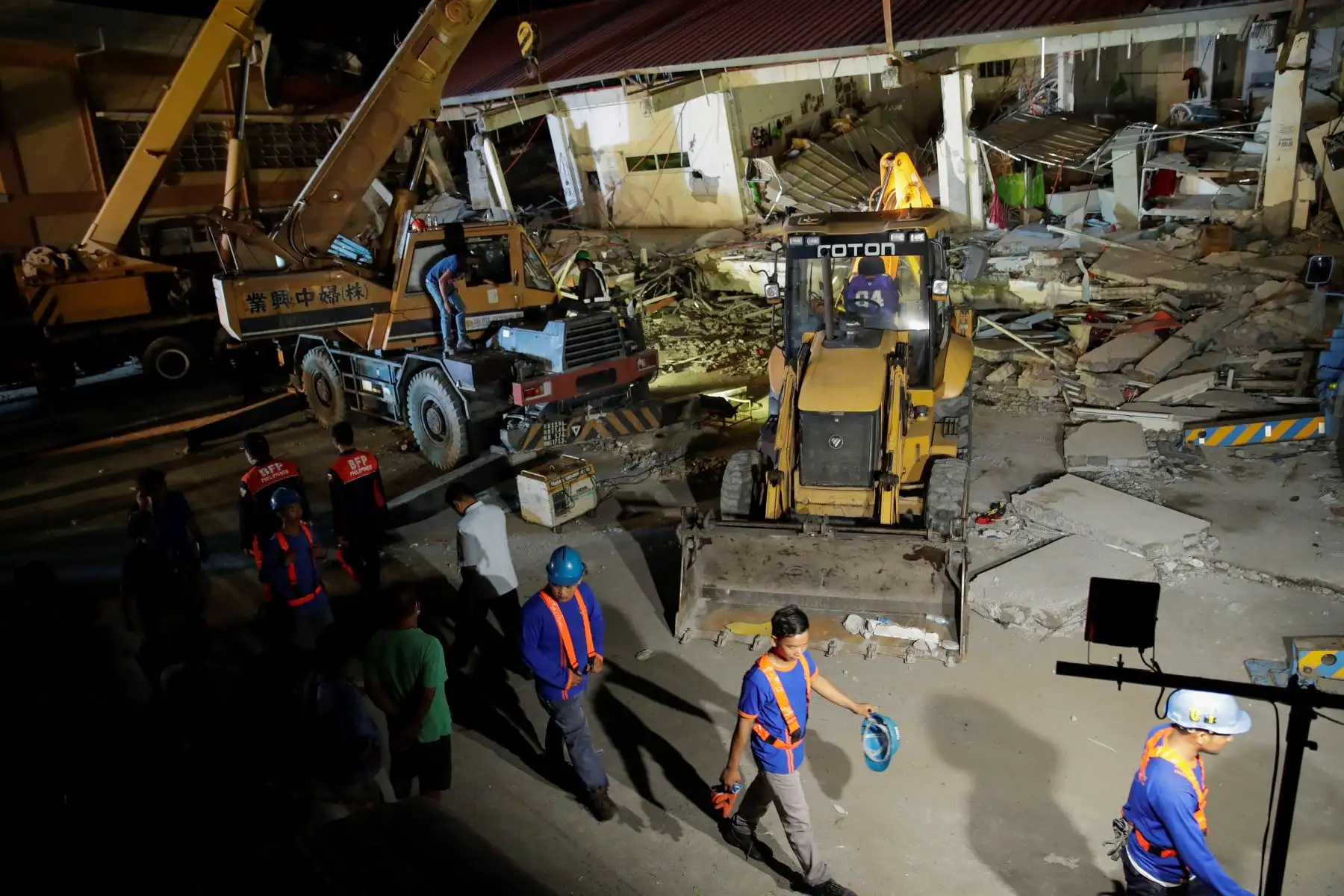 Especialistas de los servicios de rescate trabajan en un edificio derruido tras un terremoto en Pampanga (Filipinas). Foto: EFE