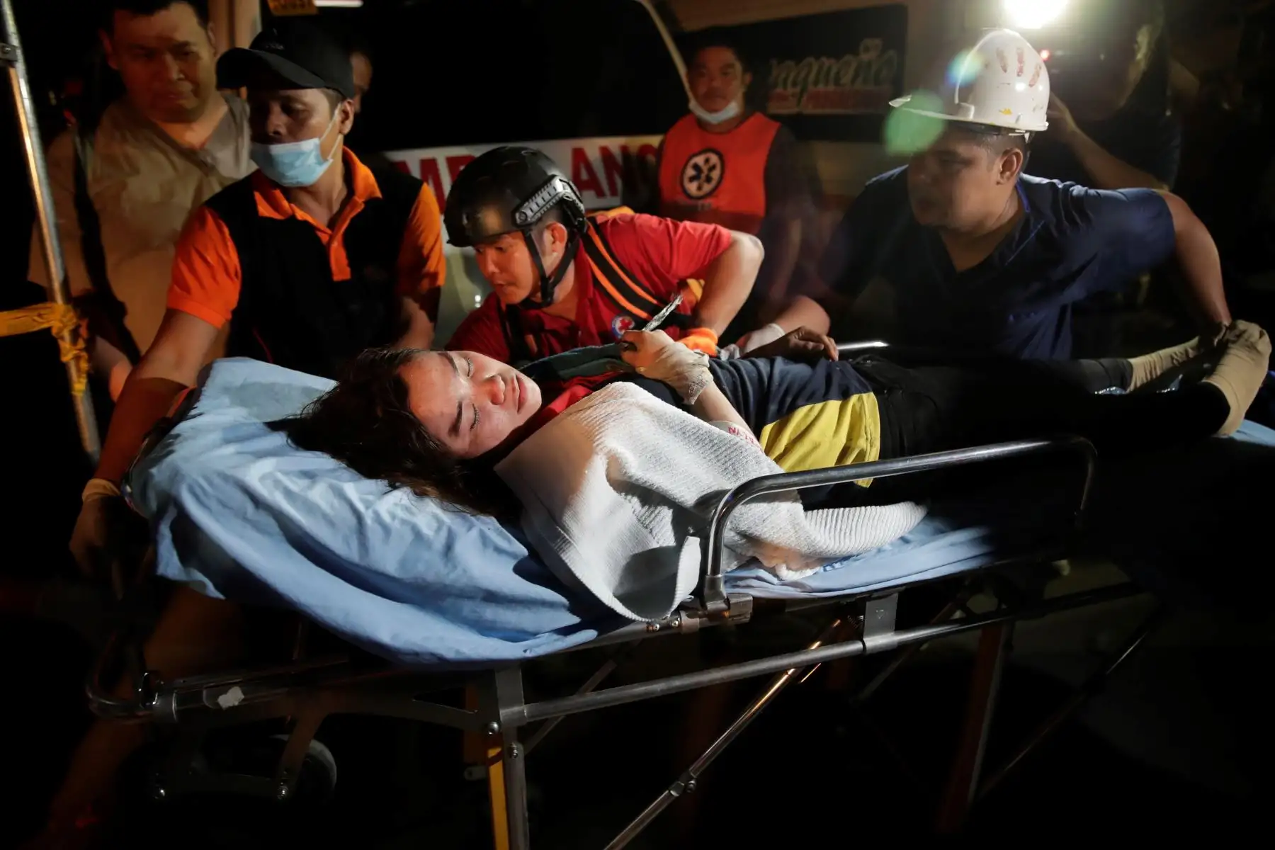 Rescatistas trabajan en un edificio derruido tras un terremoto en Pampanga (Filipinas). Foto: EFE