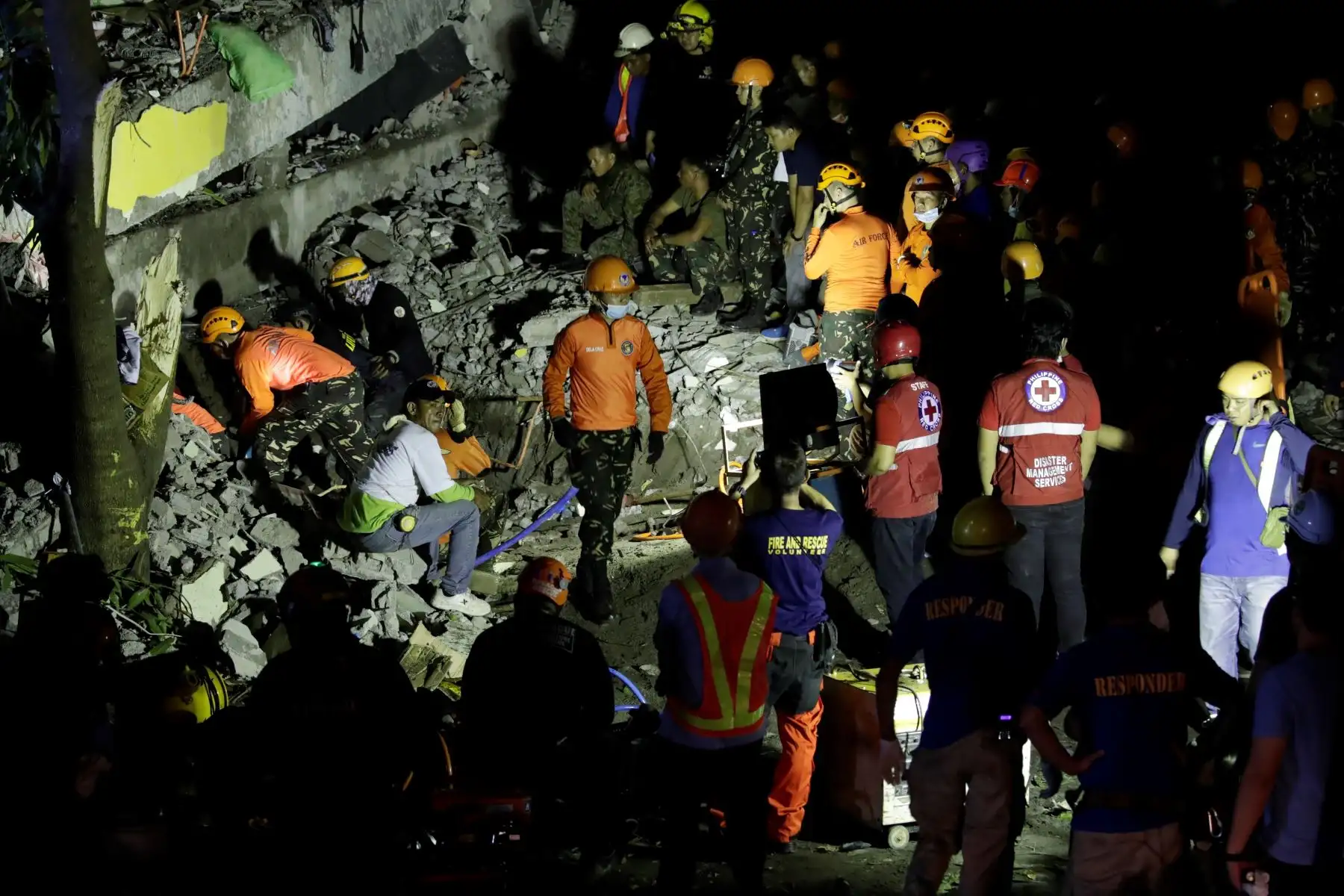 Rescatistas trabajan en un edificio derruido tras un terremoto en Pampanga (Filipinas). Foto: EFE