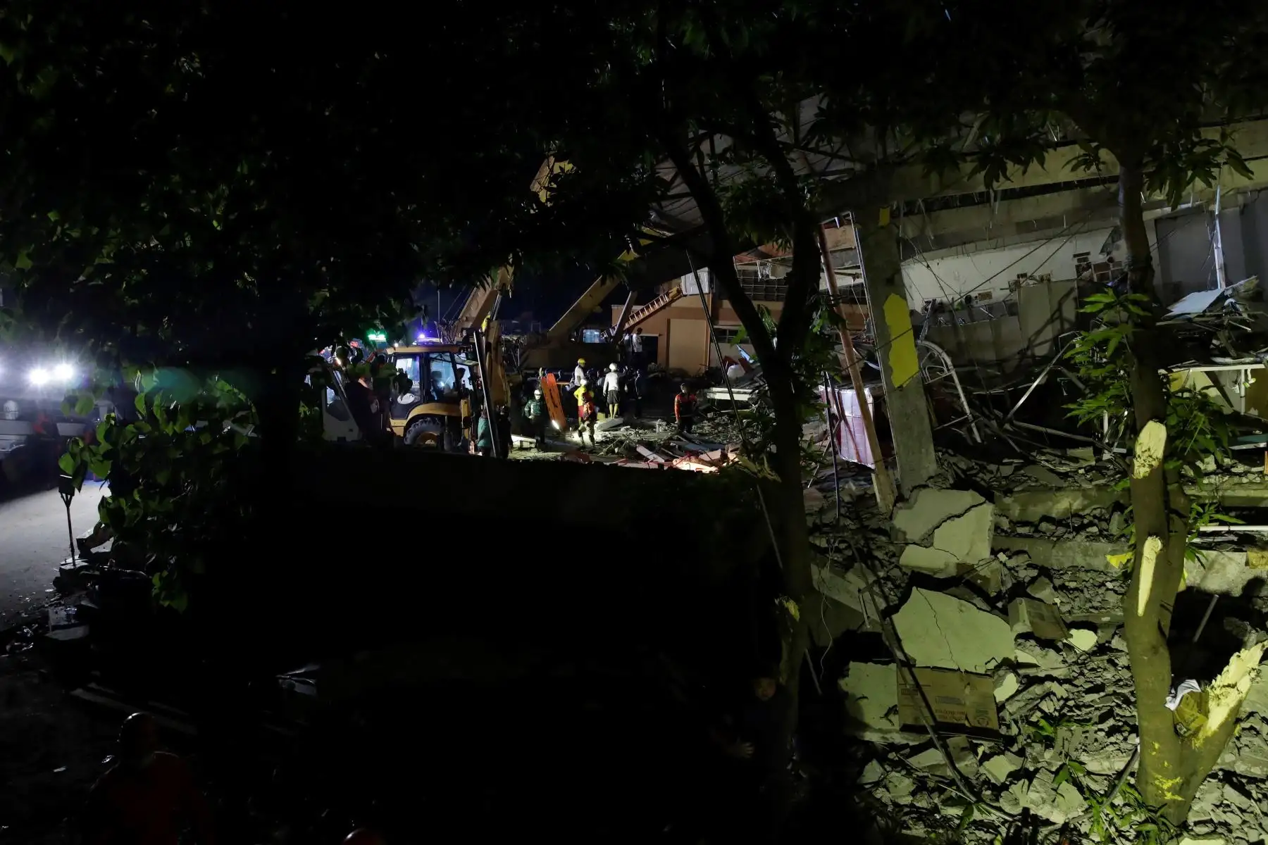 Rescatistas trabajan en un edificio derruido tras un terremoto en Pampanga (Filipinas). Foto: EFE