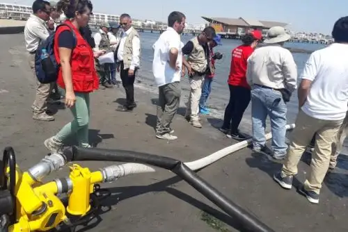 Una patrullera, una máquina limpia orillas de playas, dos skimmers y tres motos acuáticas fueron presentados por la ministra del Ambiente, Lucía Ruíz, en la ciudad de Paracas (Ica), como parte de las acciones sectoriales que buscan fortalecer la prevención y mitigación de la contaminación en los ecosistemas marino-costeros de la Reserva Nacional Sistema de Islas, Islotes y Puntas Guaneras (RNSIIPG).ANDINA/Difusión