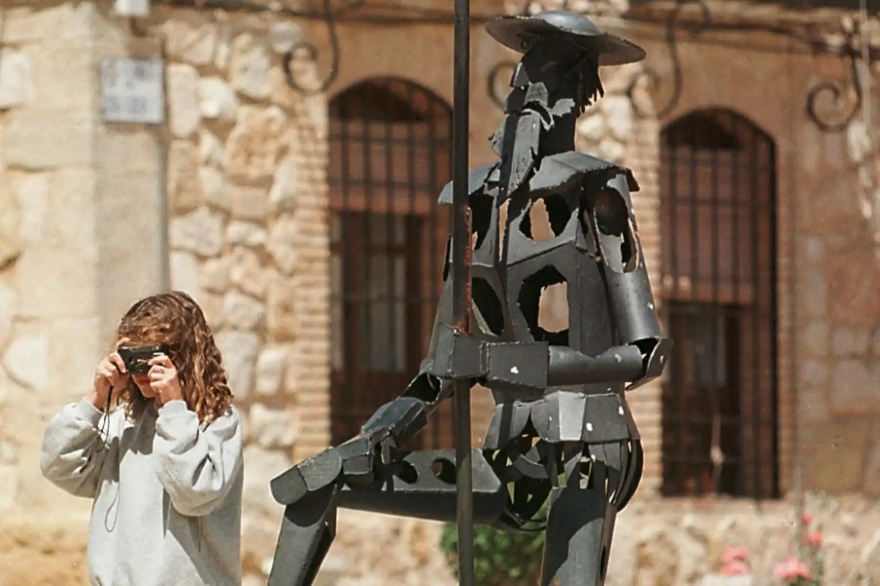 Un turista toma una foto junto a la estatua de Don Quijote, el héroe del clásico español Cervantes, en las afueras del Centro Cervantes en la ciudad de El Toboso, al sur de Madrid. 

Foto : AFP