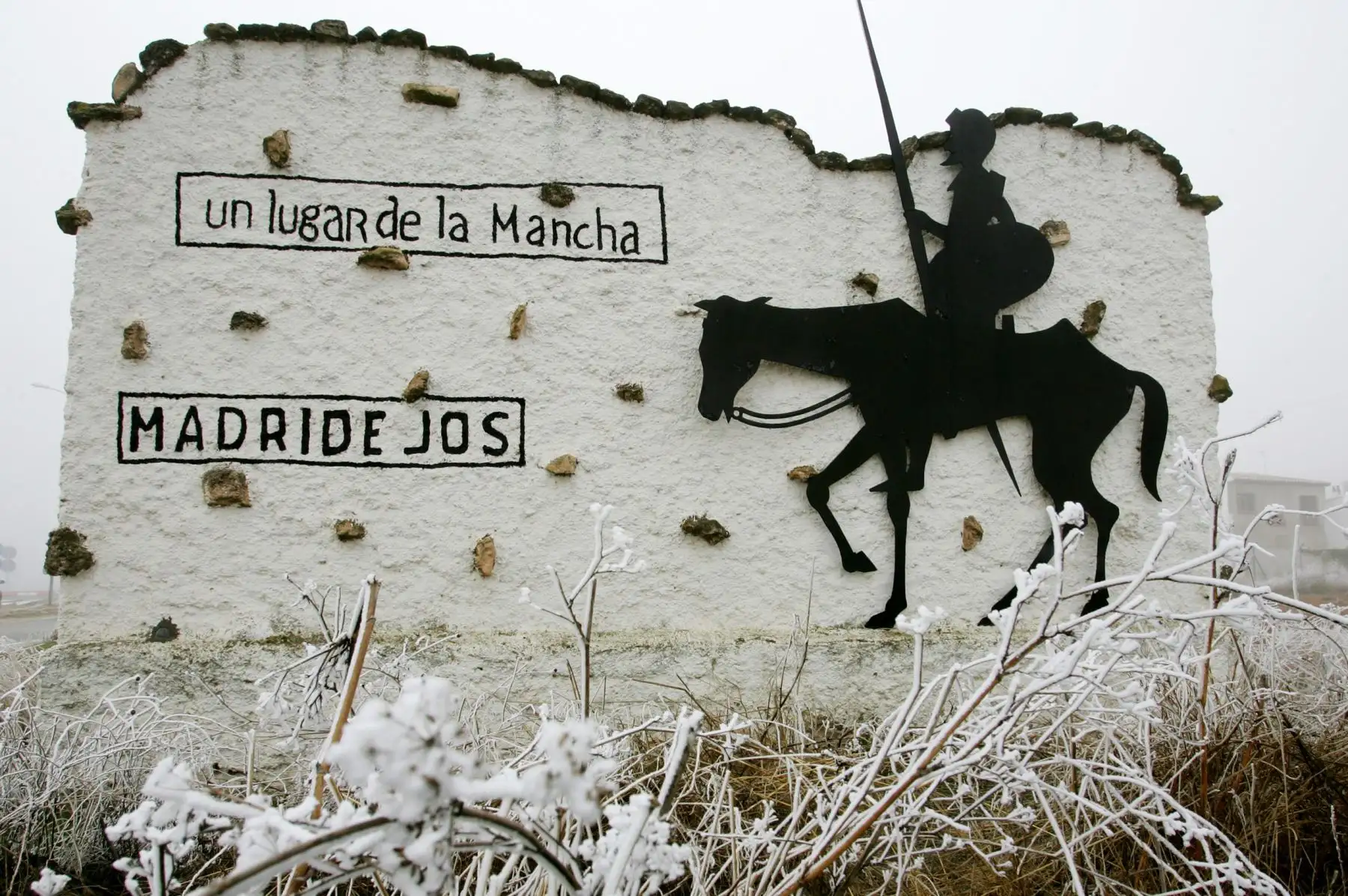 Una escultura de Don Quijote se encuentra al comienzo de la ruta de Don Quijote en Madridejos- España.
La ruta turística de Quijote de 2,000 kilómetros (1,200 millas) deambula por una franja de barrancos verdes y y cañones precarios, pasando por innumerables sitios de importancia histórica en el camino.
Foto: AFP