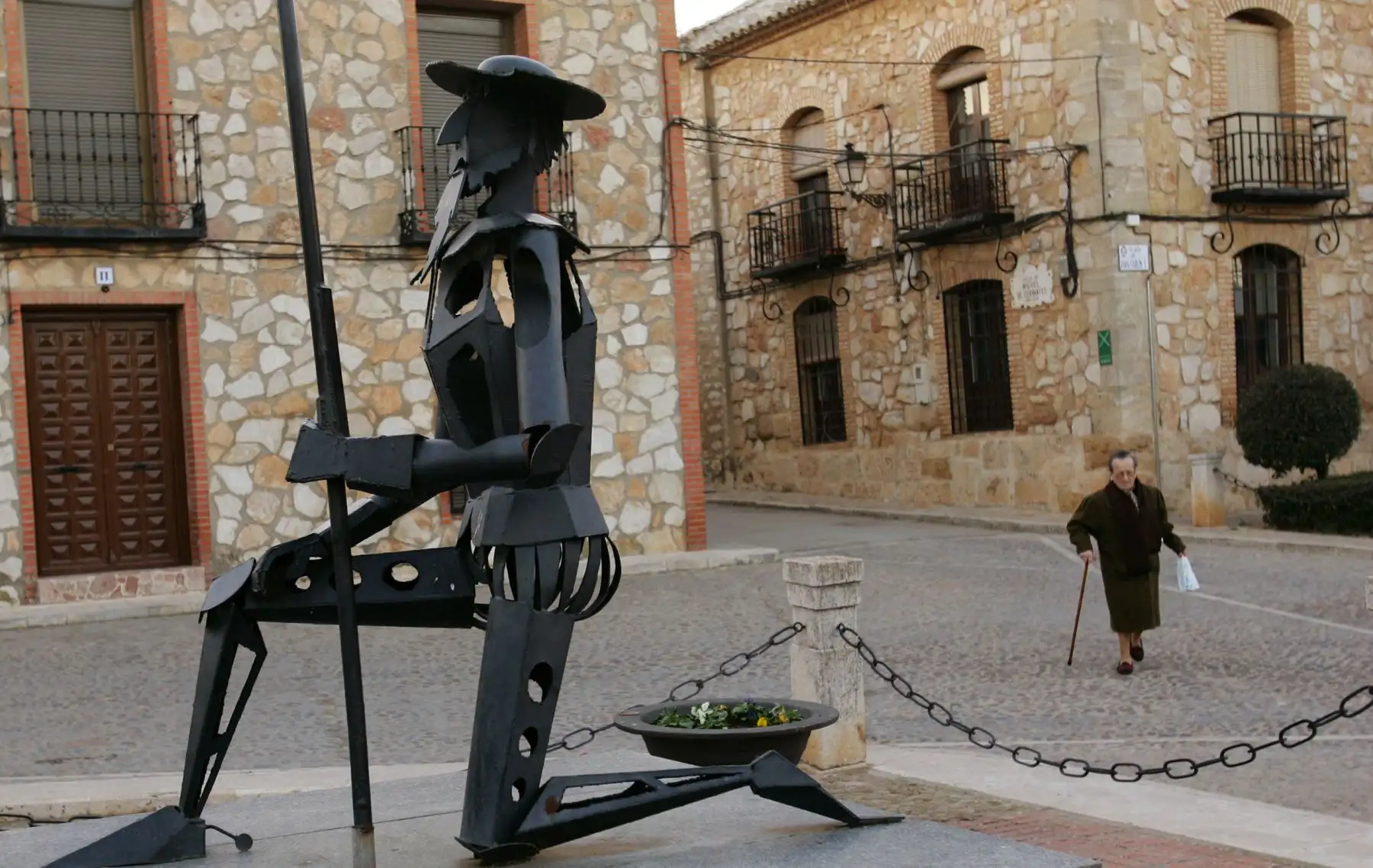 Una escultura representa a Don Quijote en El Toboso, pueblo ubicado en la ruta turística de Quijote en Castilla la Mancha en España.
Foto: AFP