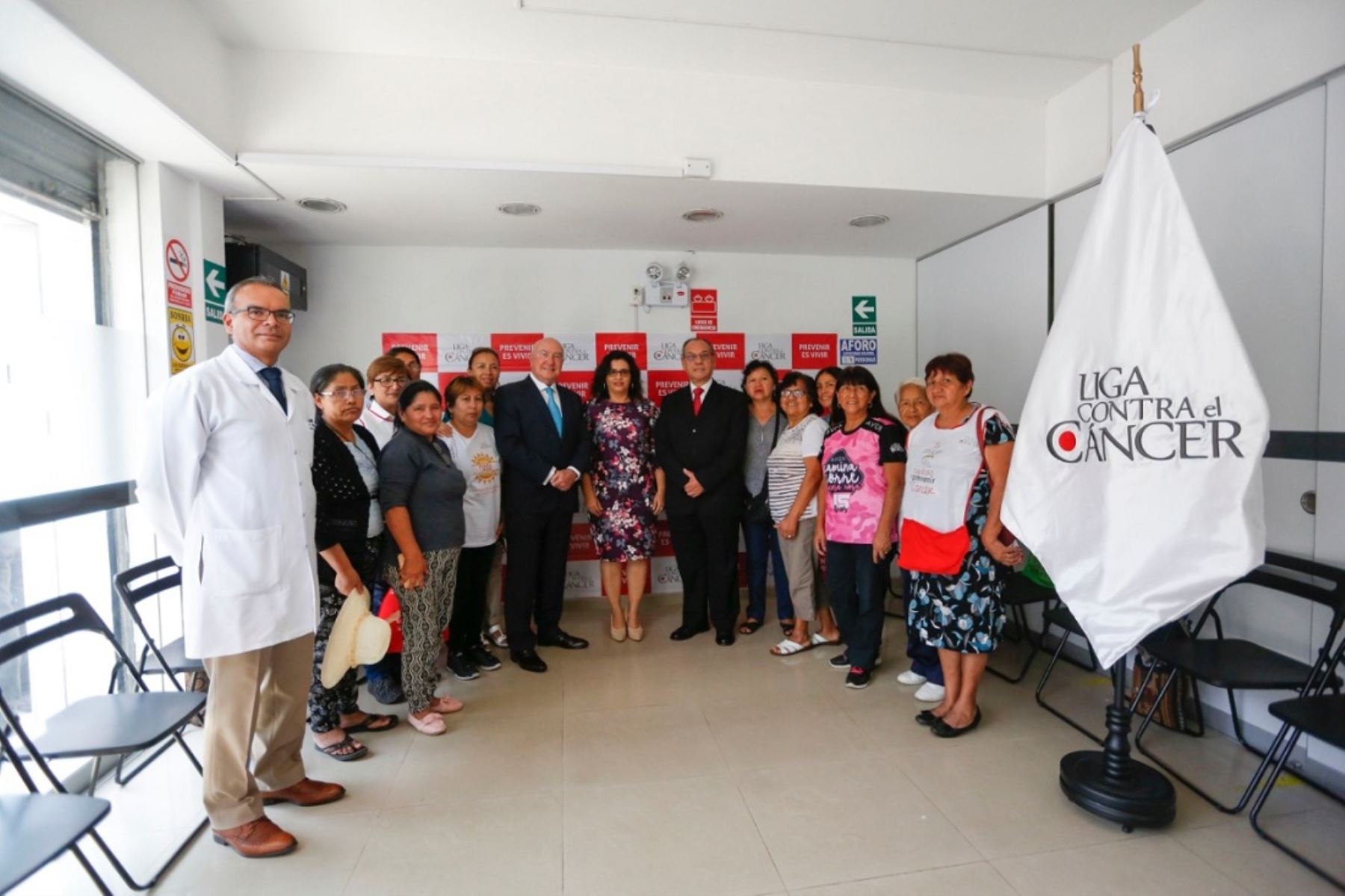 La primera dama Maribel Díaz Cabello invocó a las peruanas a realizarse chequeos médicos permanentes con el fin de prevenir de manera temprana el cáncer.