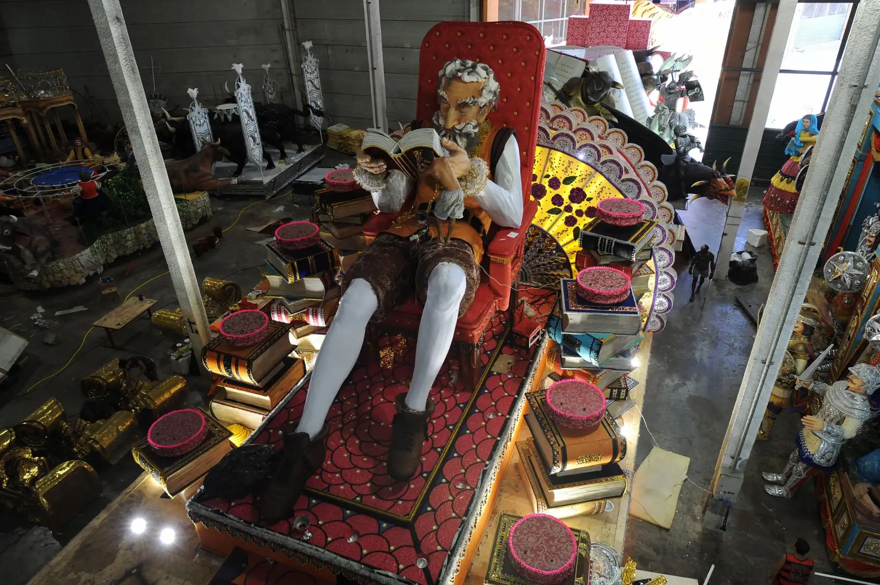 Un miembro de la escuela de samba Uniao da Ilha,  rinde homenaje a "Don Quijote de La Mancha", en una carroza en la ciudad de Samba en Río de Janeiro - Brasil. 
Foto: AFP