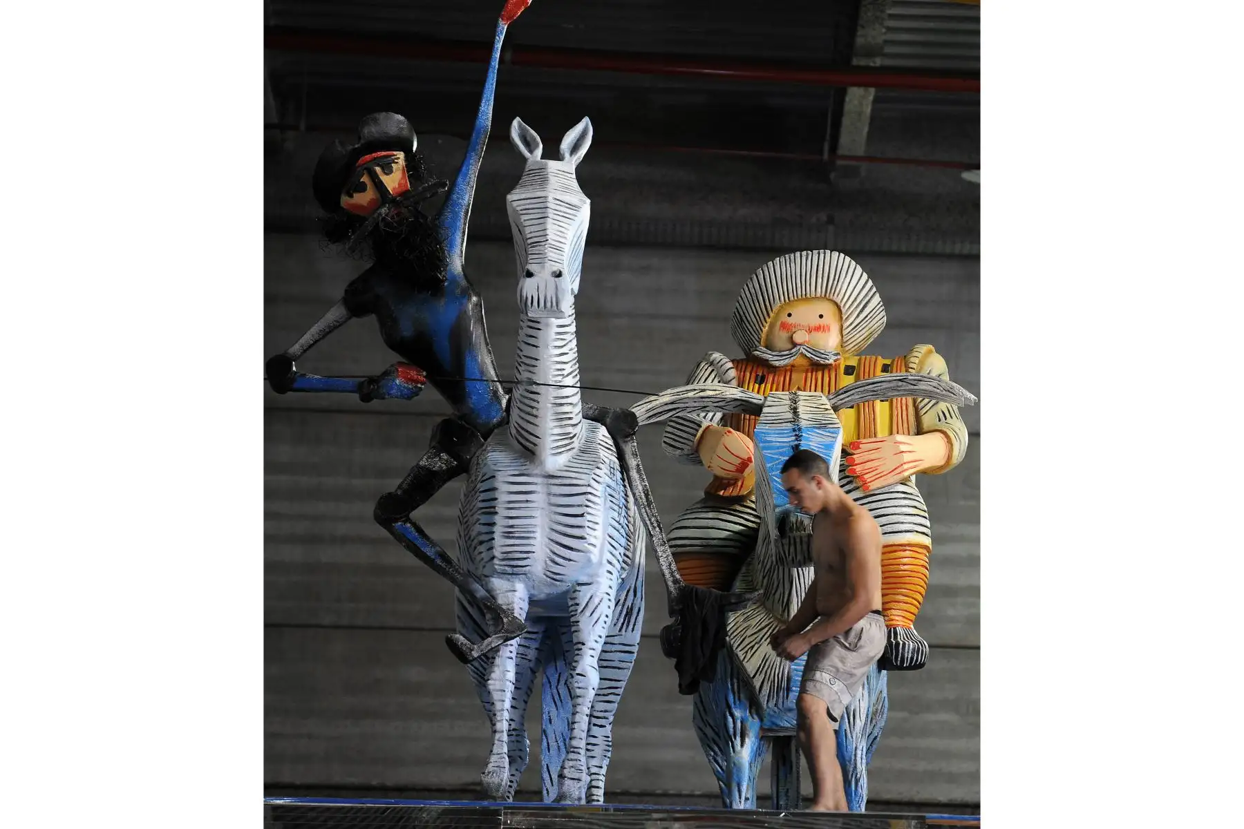 Un miembro de la escuela de samba Uniao da Ilha,  rinde homenaje a "Don Quijote de La Mancha", en una carroza en la ciudad de Samba en Río de Janeiro - Brasil. 
Foto: AFP