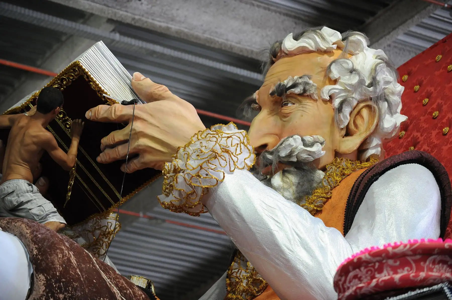 Un miembro de la escuela de samba Uniao da Ilha,  rinde homenaje a "Don Quijote de La Mancha", en una carroza en la ciudad de Samba en Río de Janeiro - Brasil. 
Foto: AFP