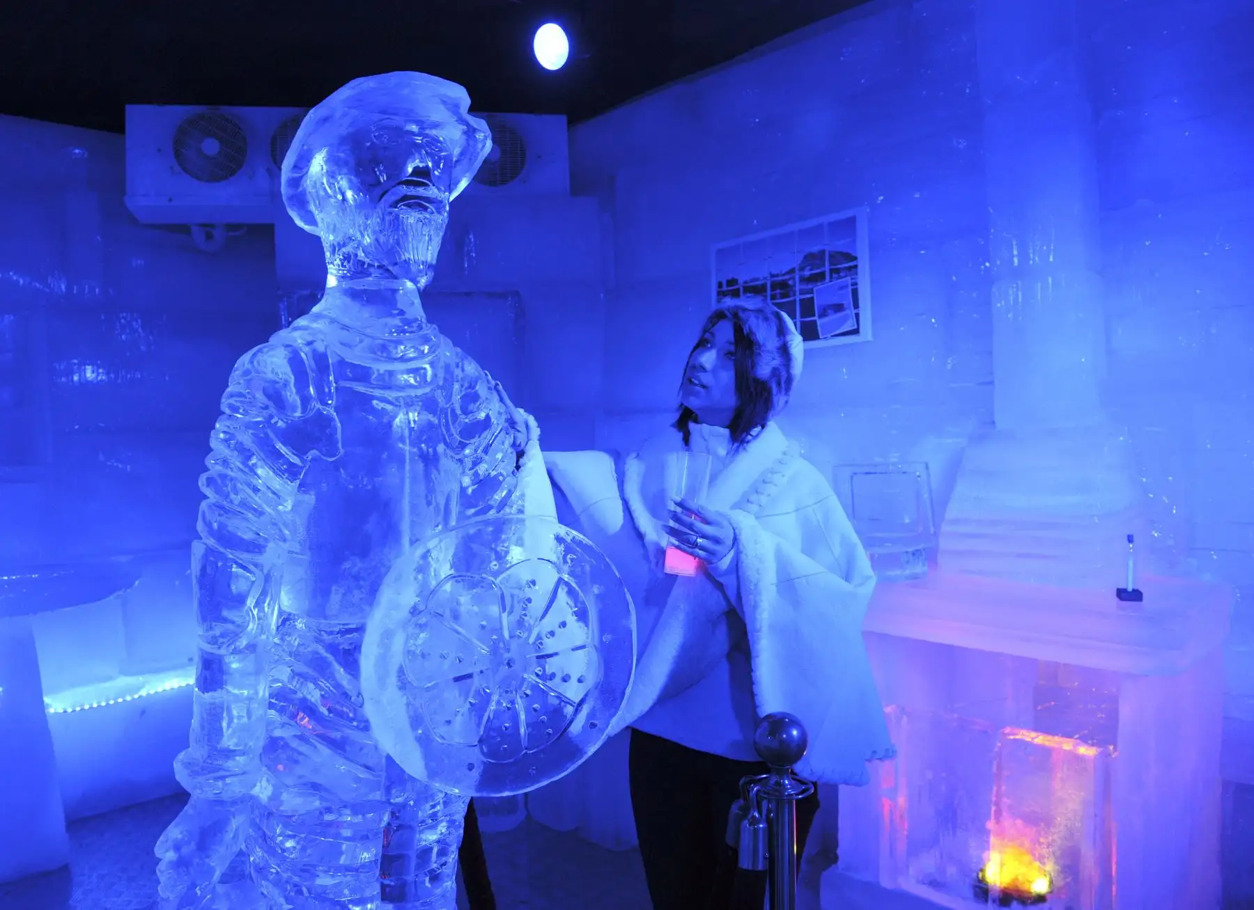 Un turista mira una escultura de hielo que representa a Don Quijote dentro de un bar de hielo  en un hotel del centro de Montevideo- Uruguay.
Foto: AFP