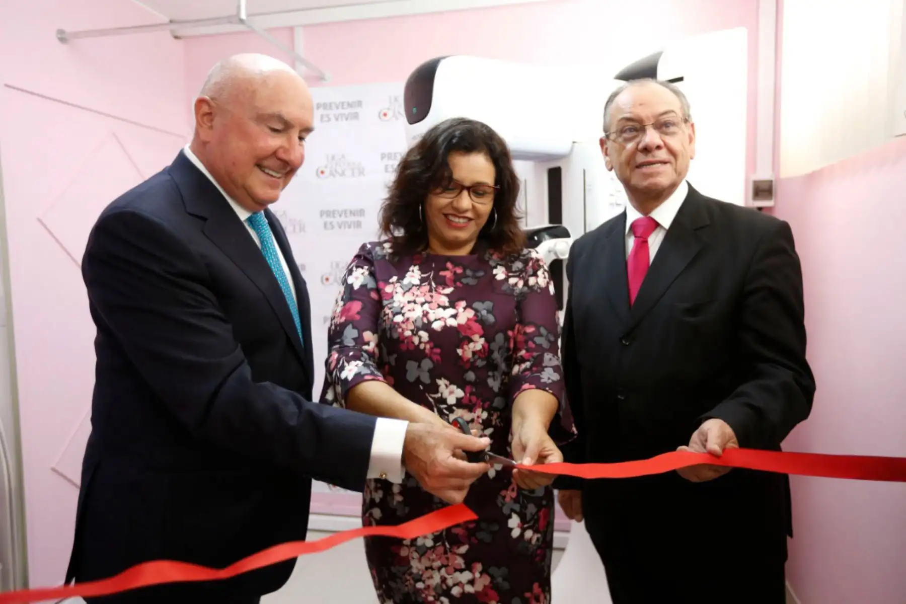 Primera dama, Maribel Díaz Cabello participa en la ceremonia de inauguración del nuevo mamógrafo digital del Centro de Prevención de la Liga Contra el Cáncer de Surquillo. 
Foto: ANDINA/Presidencia