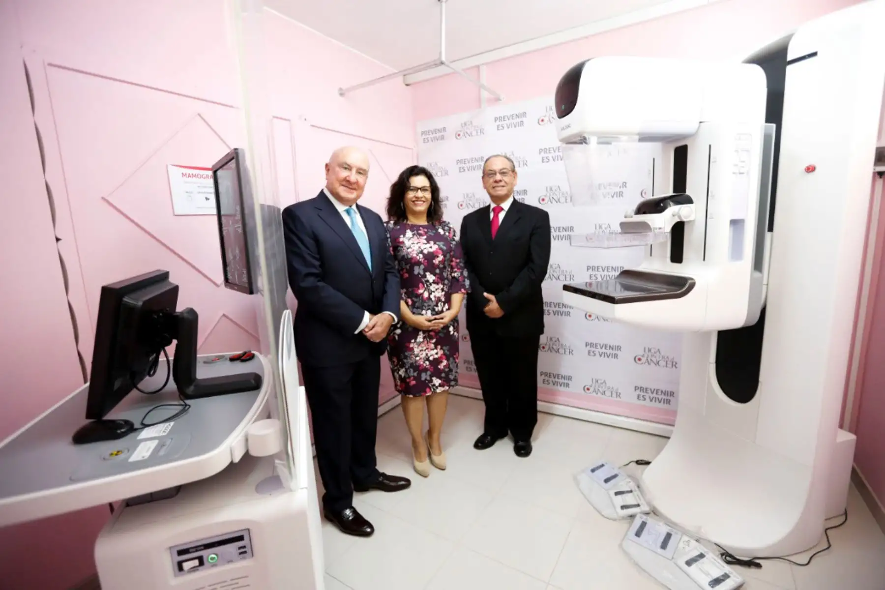 Primera dama, Maribel Díaz Cabello participa junto al presidente de la Liga Contra el Cáncer, Adolfo Dammert, y el director médico , Raúl Velarde en la ceremonia de inauguración del nuevo mamógrafo digital del Centro de Prevención de la Liga Contra el Cáncer de Surquillo. 
Foto: ANDINA/Presidencia
