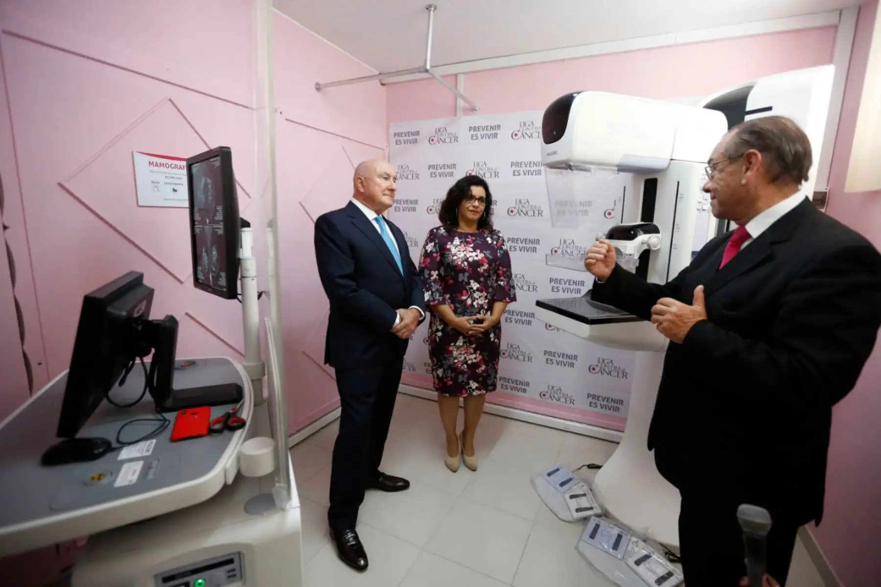 Primera dama, Maribel Díaz Cabello participa junto al presidente de la Liga Contra el Cáncer, Adolfo Dammert, y el director médico , Raúl Velarde en la ceremonia de inauguración del nuevo mamógrafo digital del Centro de Prevención de la Liga Contra el Cáncer de Surquillo. 
Foto: ANDINA/Presidencia