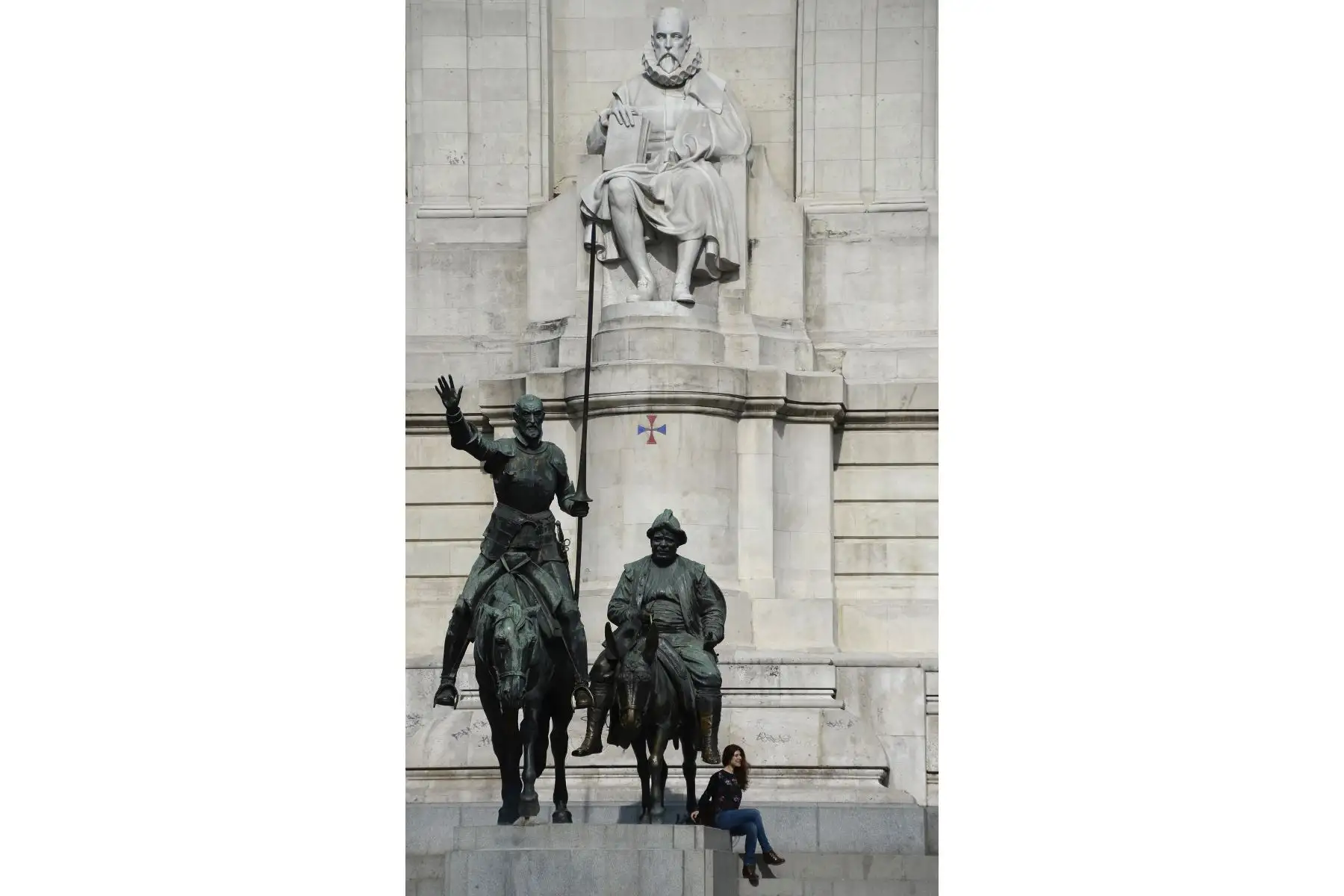 Una mujer posa junto a las esculturas de bronce de Don Quijote y Sancho Panza del escultor Lorenzo Coullaut Valera en un monumento al novelista, poeta y dramaturgo español Miguel de Cervantes Saavedra, en la Plaza de España en Madrid.
Foto:AFP