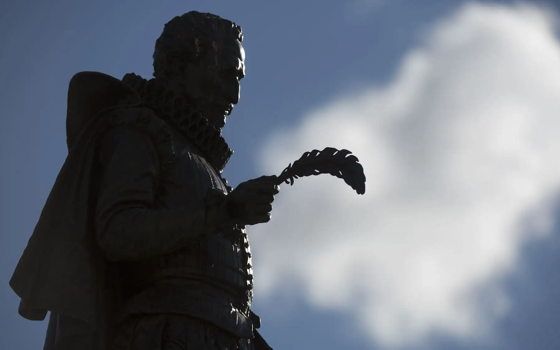 La imagen muestra una estatua del autor "Don Quijote", el escritor español Miguel de Cervantes Saavedra en la plaza Cervantes en Alcalá de Henares, cerca de Madrid. Foto: AFP