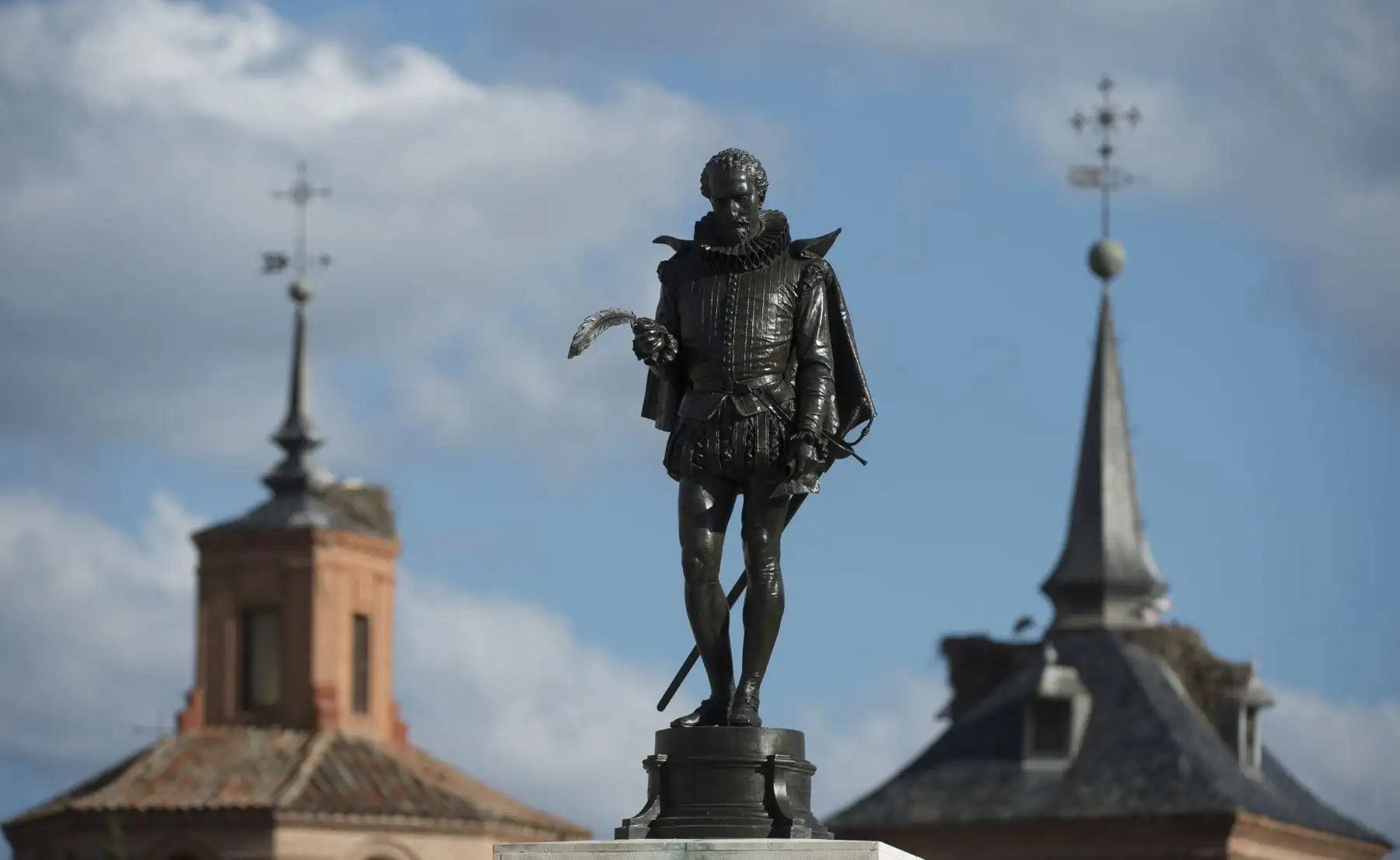 La imagen muestra una estatua del autor "Don Quijote", el escritor español Miguel de Cervantes Saavedra en la plaza Cervantes en Alcalá de Henares, cerca de Madrid.
Foto:AFP