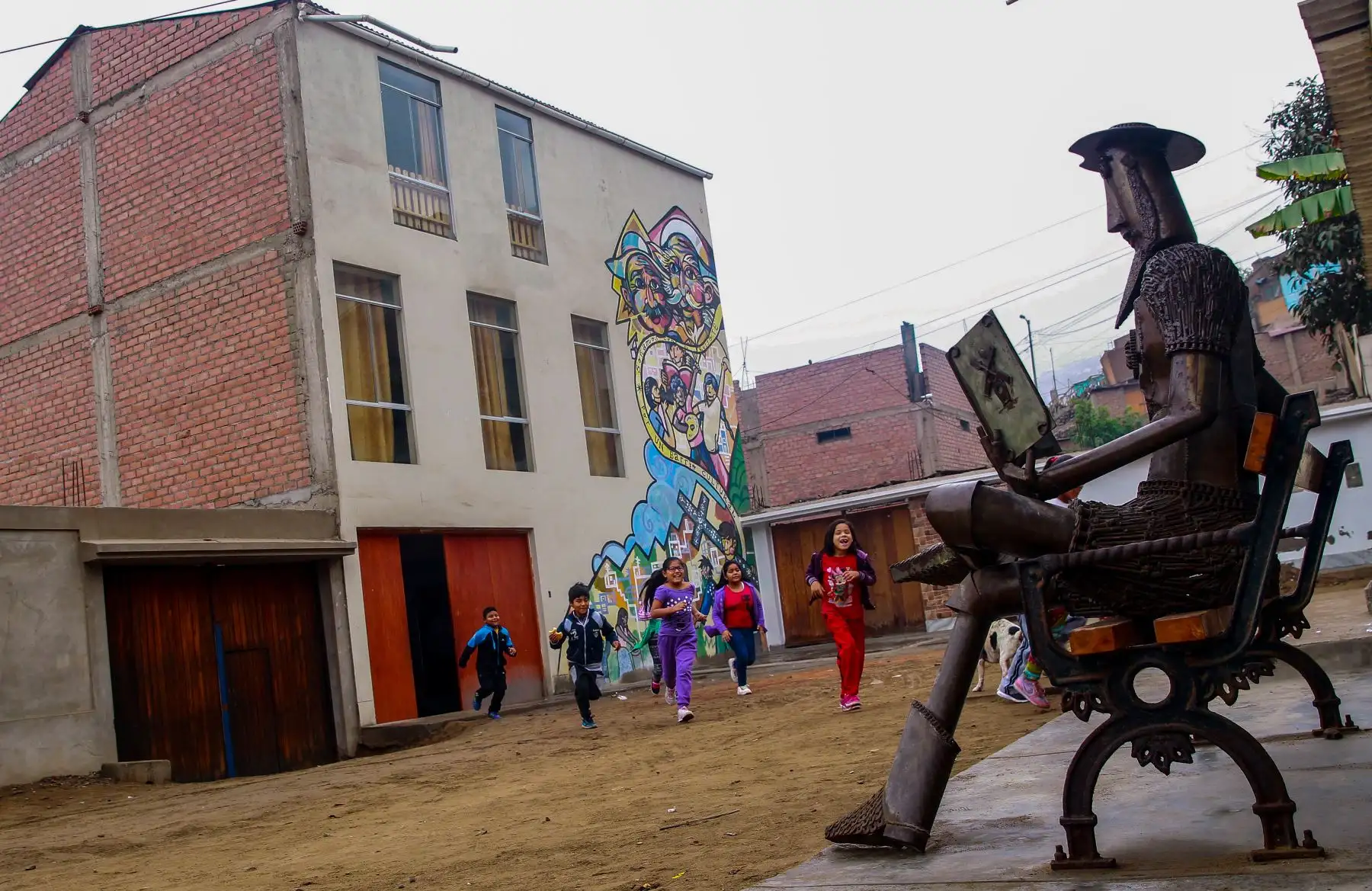 Imagen de Don Quijote de la Mancha, en el barrio de Puente Piedra a 30 kilómetros al norte del centro de Lima en Perú.Esta escultura en tamaño natural es parte del Proyecto Quijote para la Vida.

Foto: ANDINA
