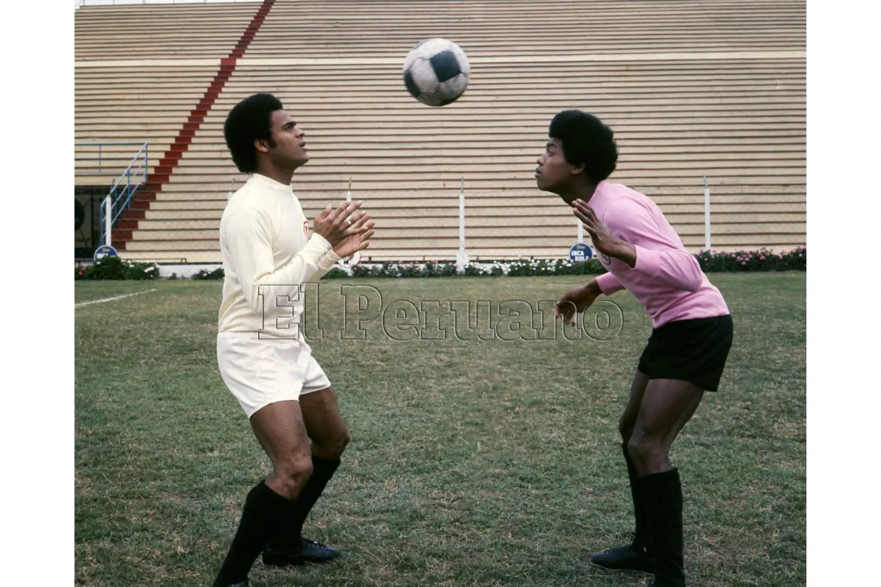 Lima - 1973 / Juan José Muñante de Universitario de Deportes y Gerónimo Babadillo de Sport Boys.