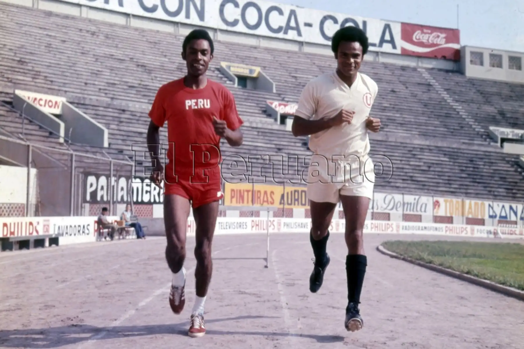 Lima - febrero 1979 / El atléta Fernando Acevedo junto al futbolista Juan José Muñante en una sesión especial para La Crónica.