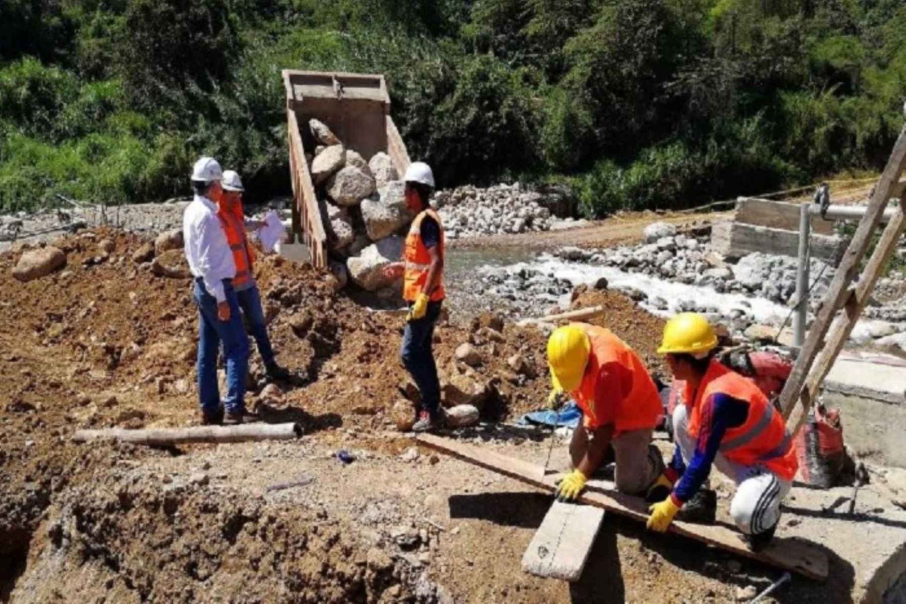El Ministerio de Vivienda, Construcción y Saneamiento (MVCS) invertirá S/ 121 millones para la ejecución de 641 obras y la elaboración de 236 expedientes técnicos destinados a la rehabilitación de los sistemas de agua y saneamiento rural en 11 regiones del país, beneficiando a aproximadamente 226 mil pobladores.