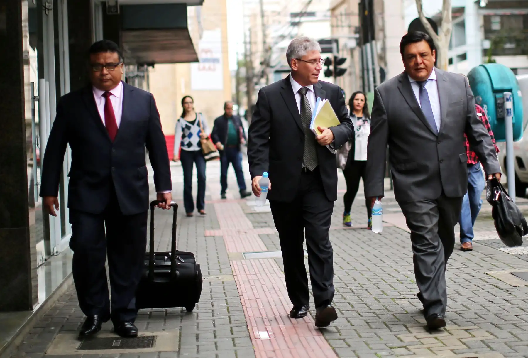 los abogados peruanos Erasmo Reyna, Aurelio Pastor y José Pimentel, defensores de los miembros investigados del Partido Aprista. Foto: AFP