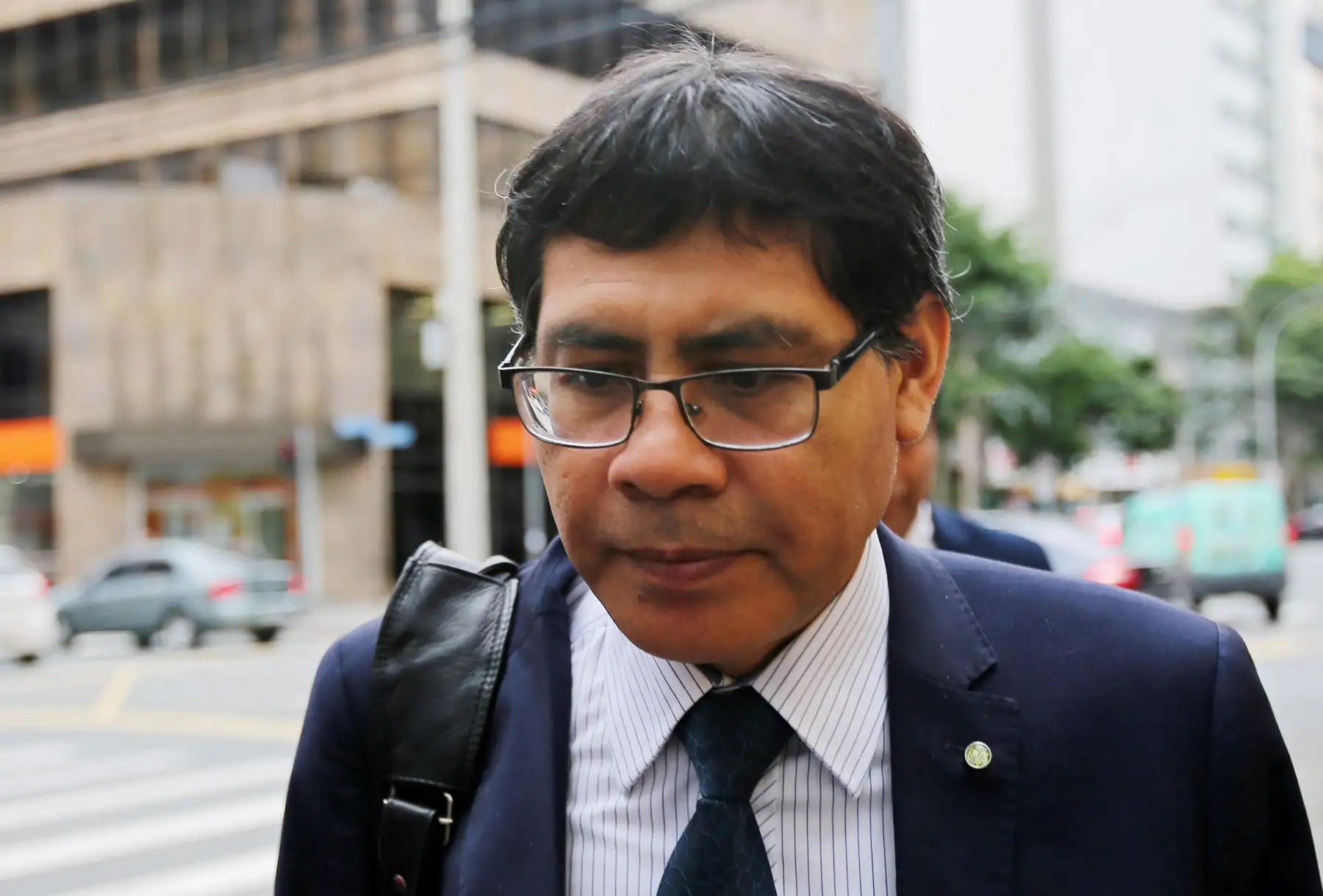 El fiscal peruano Germán Juárez llega al Ministerio Público Federal en Curitiba, Brasil. Foto: AFP