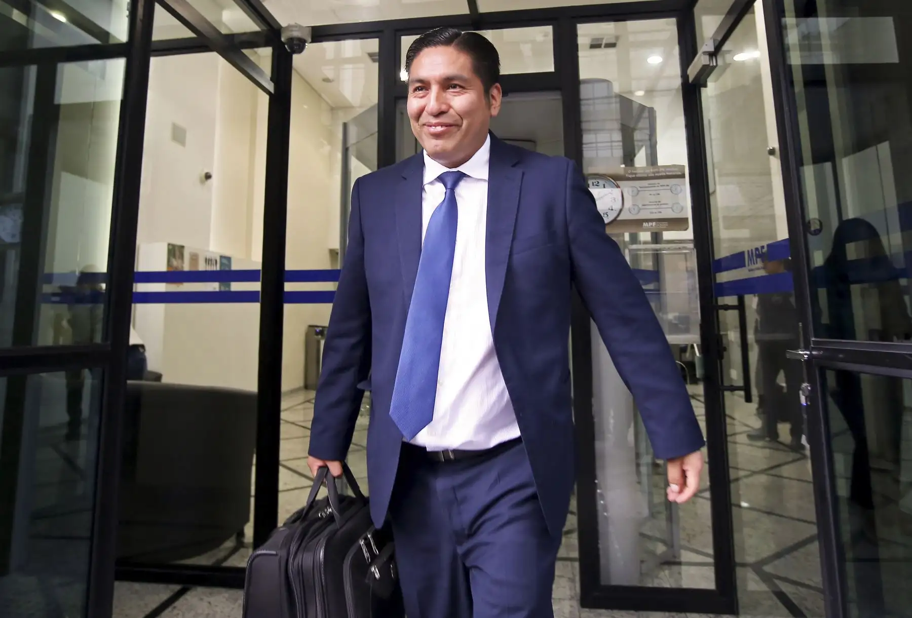 El fiscal Carlos Puma llega al Ministerio Público Federal en Curitiba, Brasil. Foto: AFP