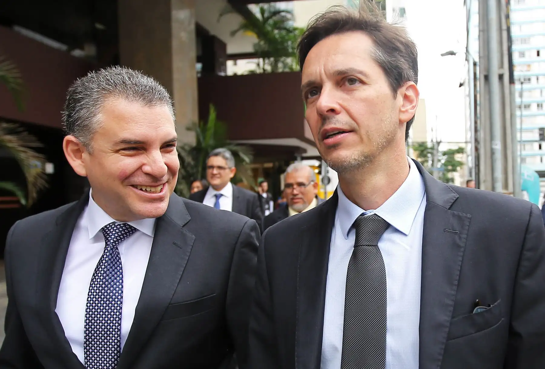 El fiscal Rafael Vela y su homólogo brasileño, Orlando Martello, abandonan el Ministerio Público de la Federación en Curitiba, Brasil. Foto: AFP