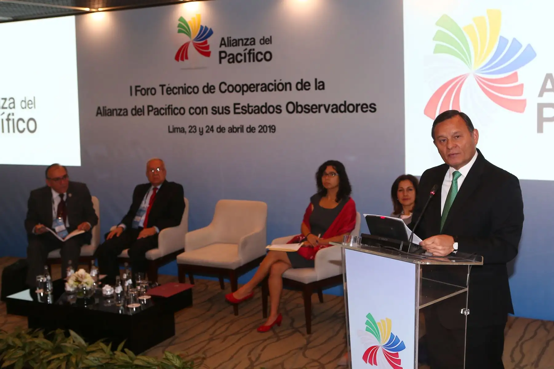 Canciller Néstor Popolizio , junto a la Viceministra de Comercio Exterior, Sra. Sayuri Bayona inauguró el I Foro Técnico de Cooperación de la Alianza del Pacífico y sus Estados Observadores.
Foto: ANDINA/Héctor Vinces