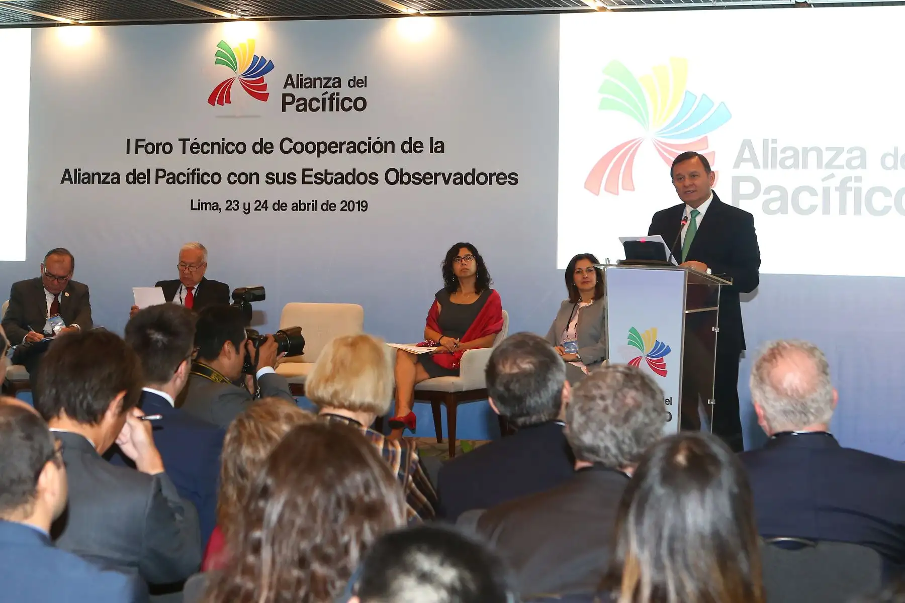 Canciller Néstor Popolizio , junto a la Viceministra de Comercio Exterior, Sra. Sayuri Bayona inauguró el I Foro Técnico de Cooperación de la Alianza del Pacífico y sus Estados Observadores.
Foto: ANDINA/Héctor Vinces
