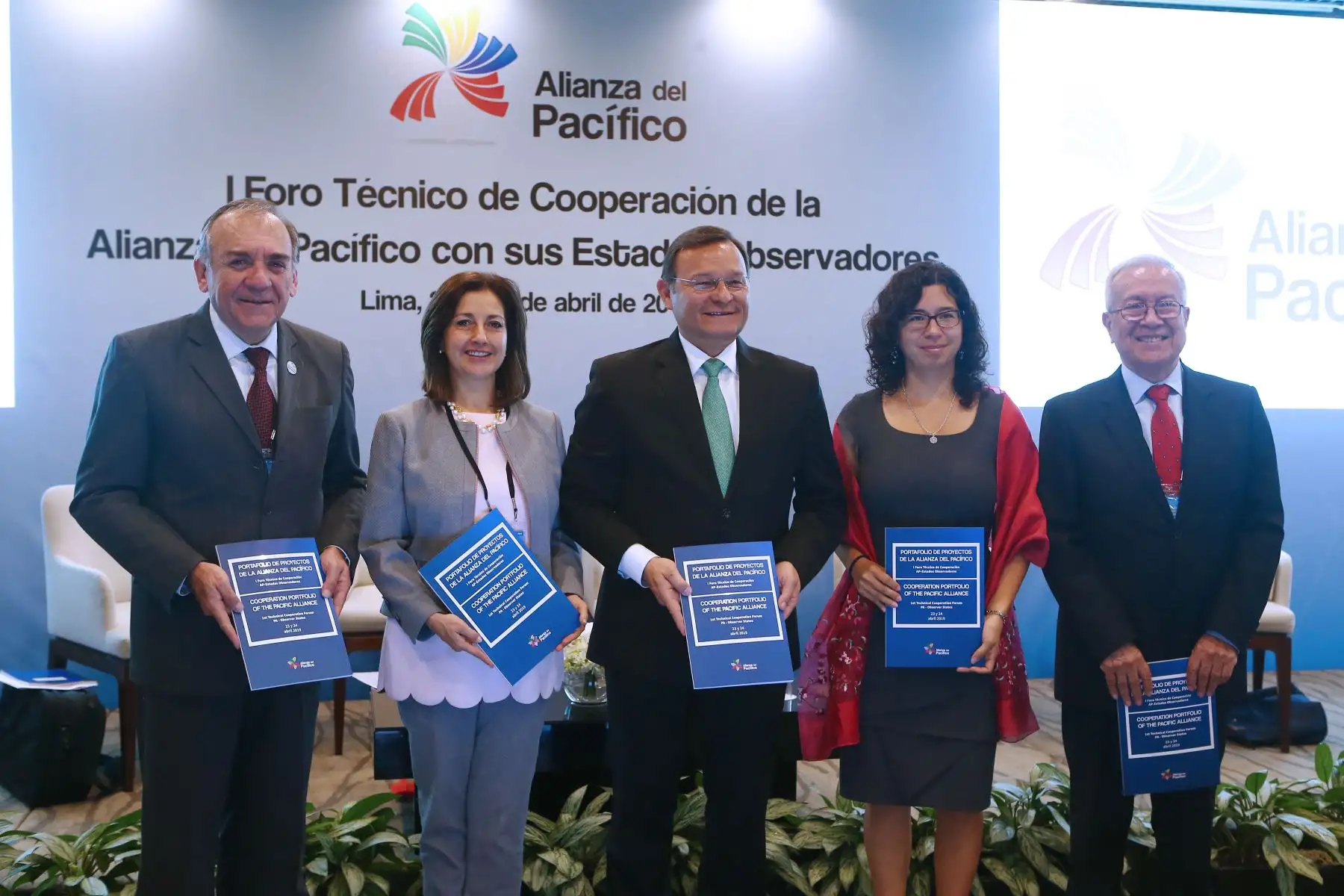 Canciller Néstor Popolizio , junto a la Viceministra de Comercio Exterior, Sra. Sayuri Bayona inauguró el I Foro Técnico de Cooperación de la Alianza del Pacífico y sus Estados Observadores.
Foto: ANDINA/Héctor Vinces