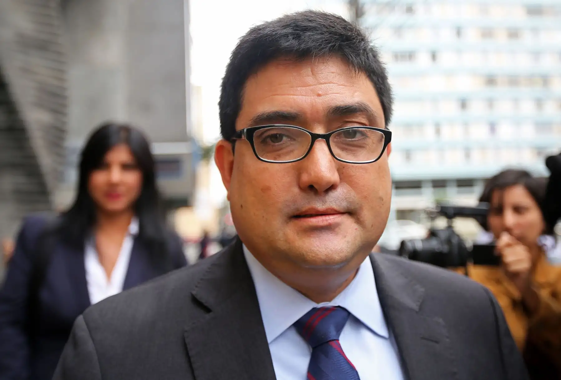 El fiscal Jorge Ramírez abandona el Ministerio Público Federal en Curitiba, Brasil. Foto: AFP