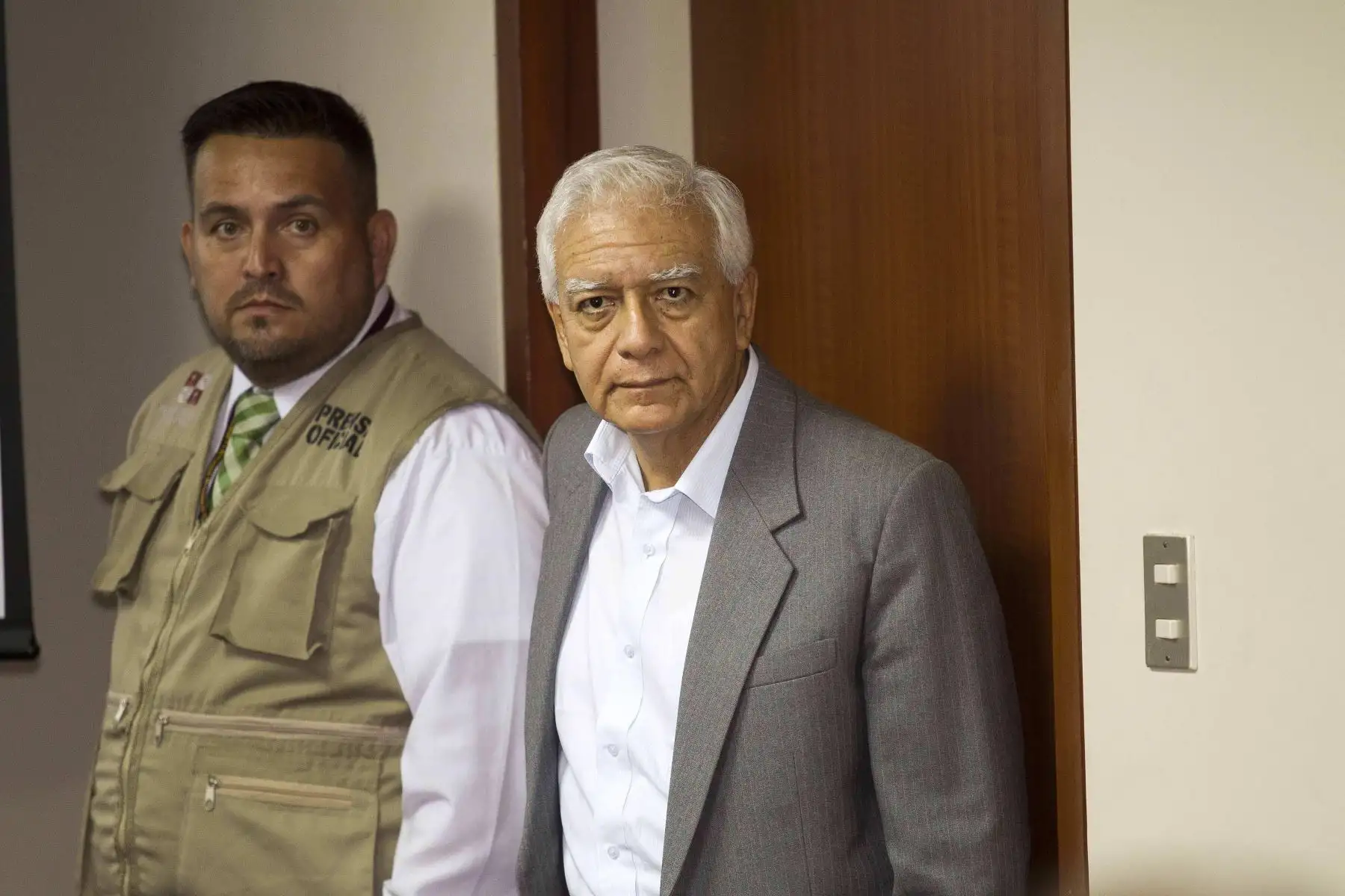 Raúl Torres, exjefe de Provías, del Ministerio de Transportes y Comunicaciones ingresa a la sala luego de un receso de la audiencia en el caso de sobornos entregados por la empresa brasileña Odebrecht en Lima (Perú).
Foto:AFP