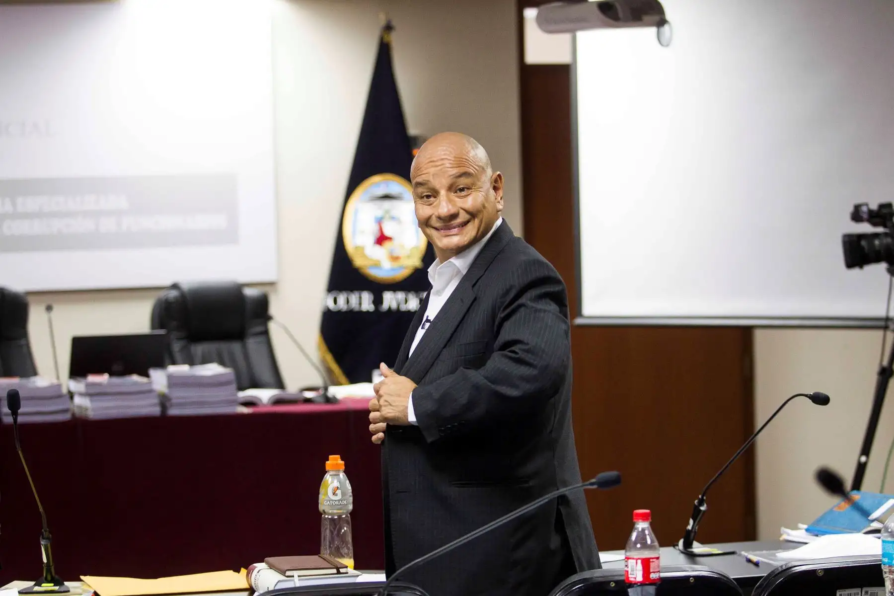 Oswaldo Plasencia, exdirector ejecutivo del Tren Eléctrico (AATE) reacciona ante la prensa en un receso de la audiencia en el caso de sobornos entregados por la empresa brasileña Odebrecht en Lima (Perú).
Foto:AFP