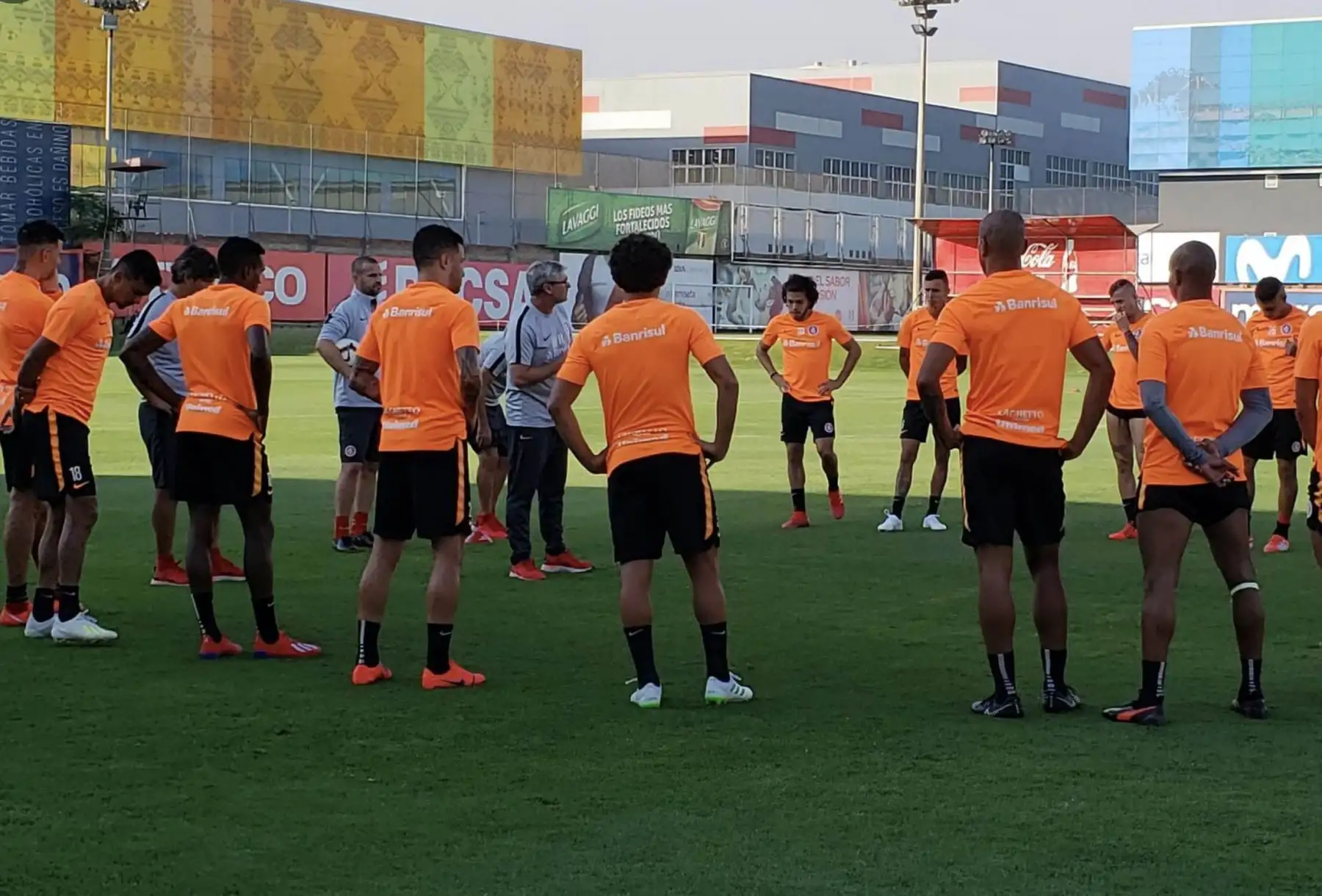 Equipo de Paolo Guerrero, el Internacional de Porto Alegre , ya entrena en Lima. Previo al partido de mañana donde enfrentará a Alianza Lima por la Copa Libertadores.
Foto: ANDINA/ Twitter