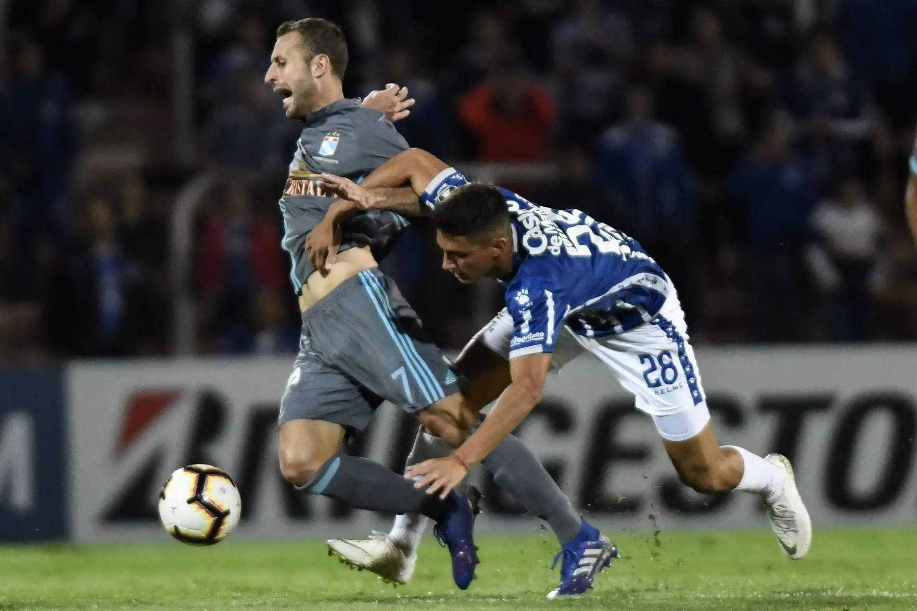 Horacio Calcaterra (L) de Sporting Cristal de Perú disputan el balón  con el argentino Godoy Cruz Agustín Verdugo durante el partido de fútbol de la Copa Libertadores 2019 en el estadio Malvinas Argentinas en Mendoza, Argentina. 
Foto : AFP
