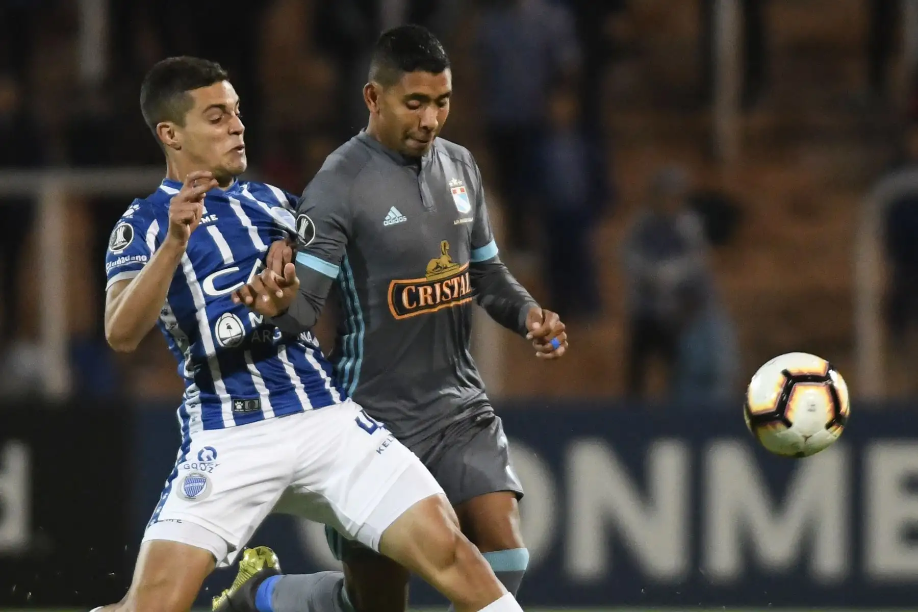 Agustín Aleo (L) del Godoy Cruz compite por el balón con Cristian Palaciosde  Cristal durante el partido de fútbol de la Copa Libertadores 2019 en el estadio Malvinas Argentinas en Mendoza, Argentina.Foto: AFP