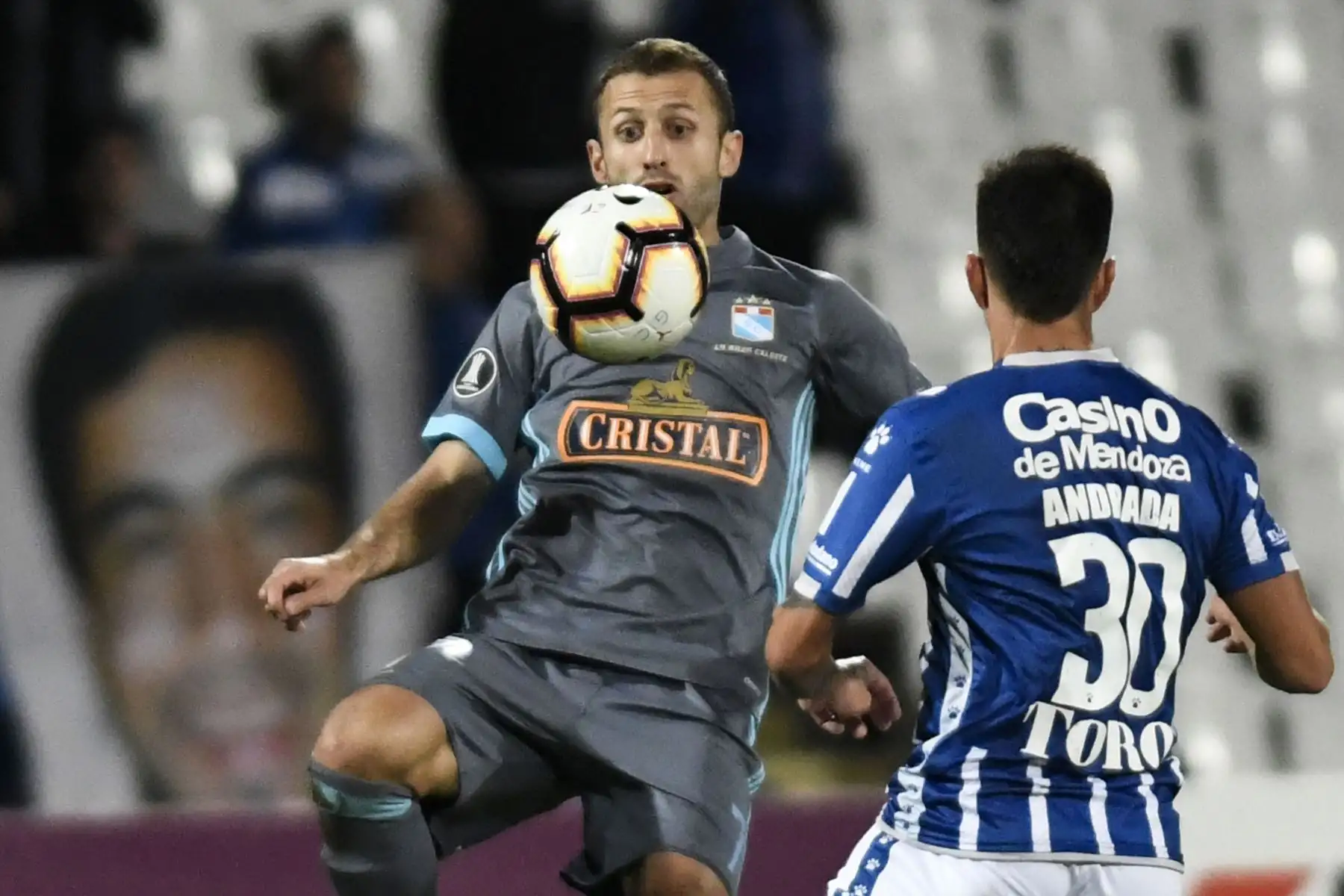 Horacio Calcaterra (L) de Sporting Cristal  compite por el balón con el argentino Juan Andrada de Godoy Cruz  durante la Copa Libertadores 2019 partido de fútbol del grupo C en el estadio Malvinas Argentinas en Mendoza, Argentina.
Foto:AFP