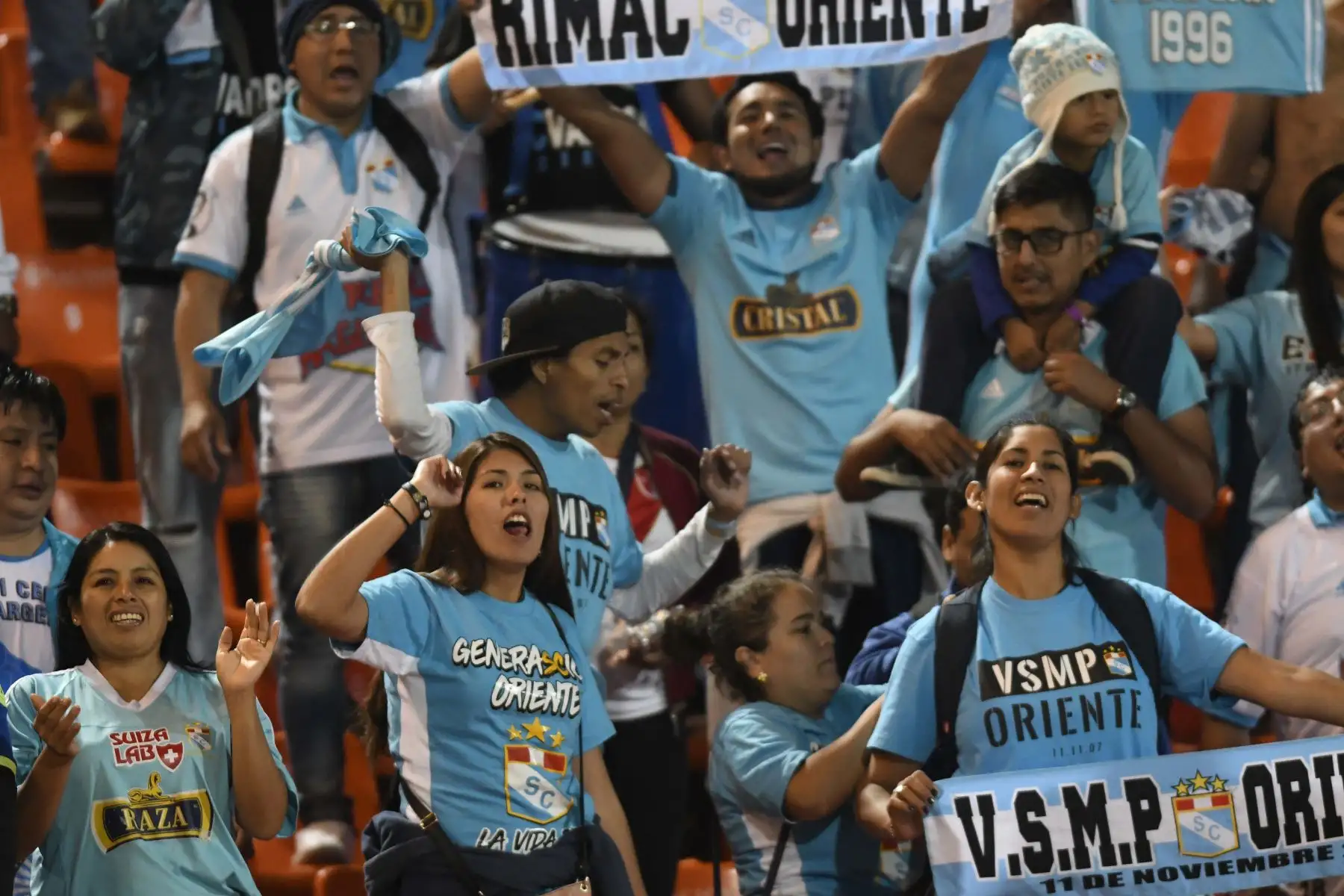 Hinchas de Sporting Cristal de Perú aplauden a su equipo antes del inicio del partido de fútbol del Grupo C de la Copa Libertadores 2019 contra el argentino Godoy Cruz en el estadio Malvinas Argentinas en Mendoza, Argentina.
Foto:AFP