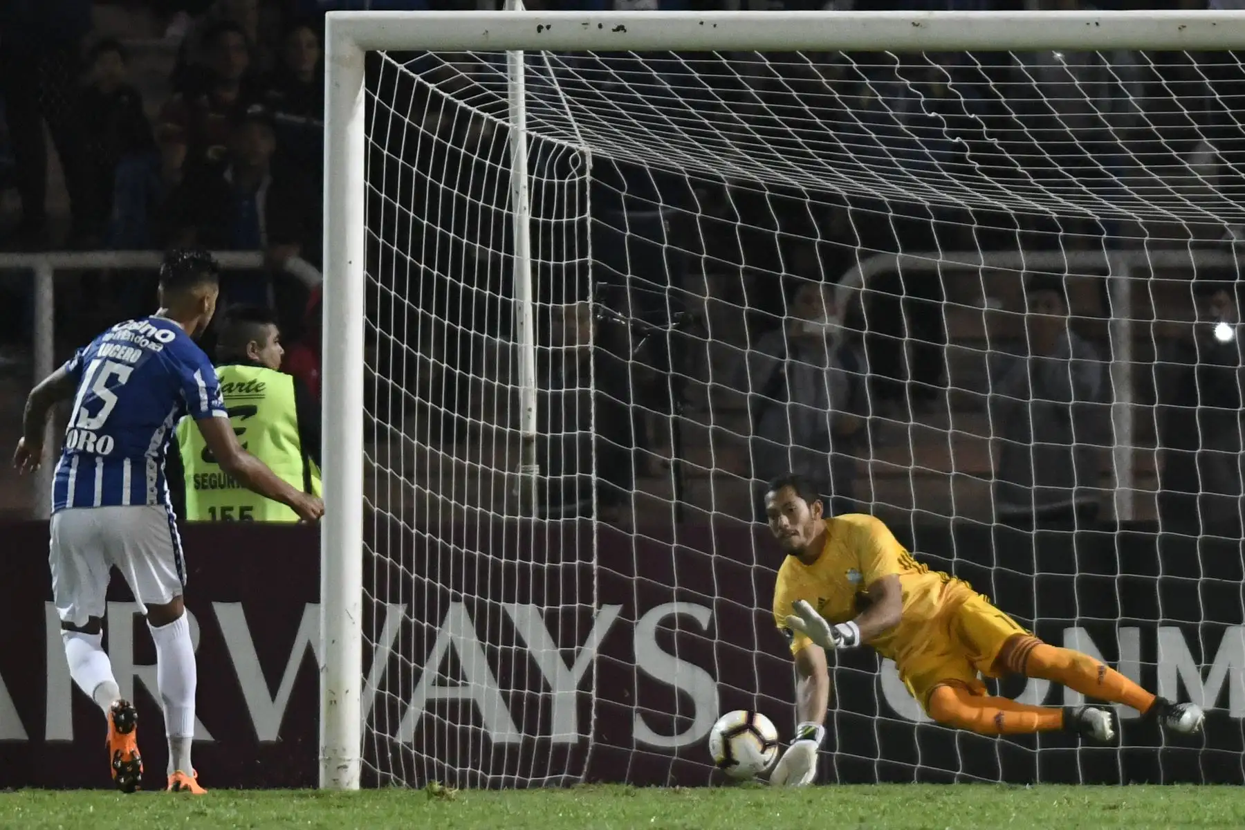 Patricio Álvarez del Sporting Cristal de Perú detiene un tiro de penalización de Juan Lucero del Godoy Cruz de Argentina durante su partido de fútbol de la Copa Libertadores 2019 grupo C en el estadio Malvinas Argentinas en Mendoza, Argentina.Foto:AFP