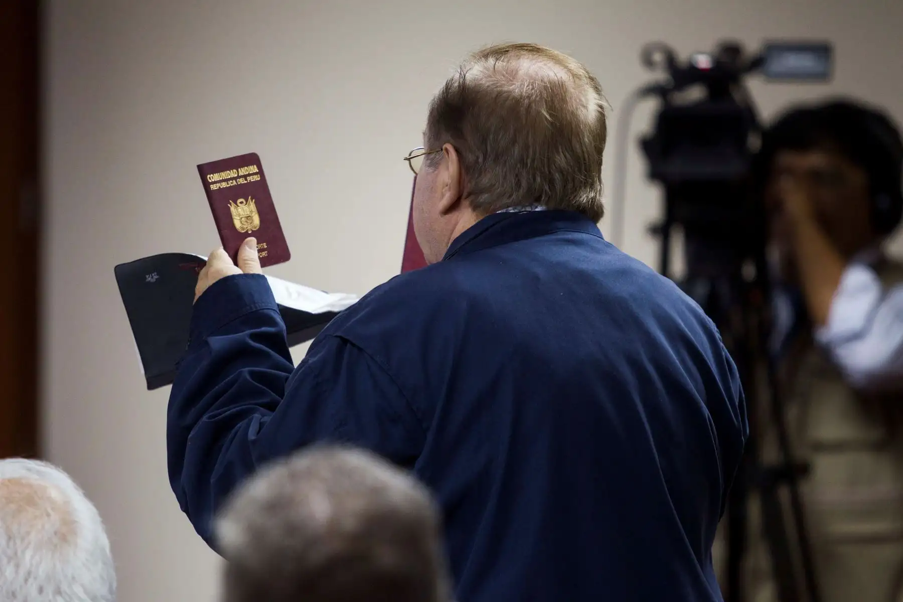 El exministro de la Producción, Luis Nava, entrega su pasaporte a los jueces para acreditar que no se fugará del país este martes durante la audiencia de apelación donde se confirmó la detención preliminar por 10 días.
Foto: EFE
