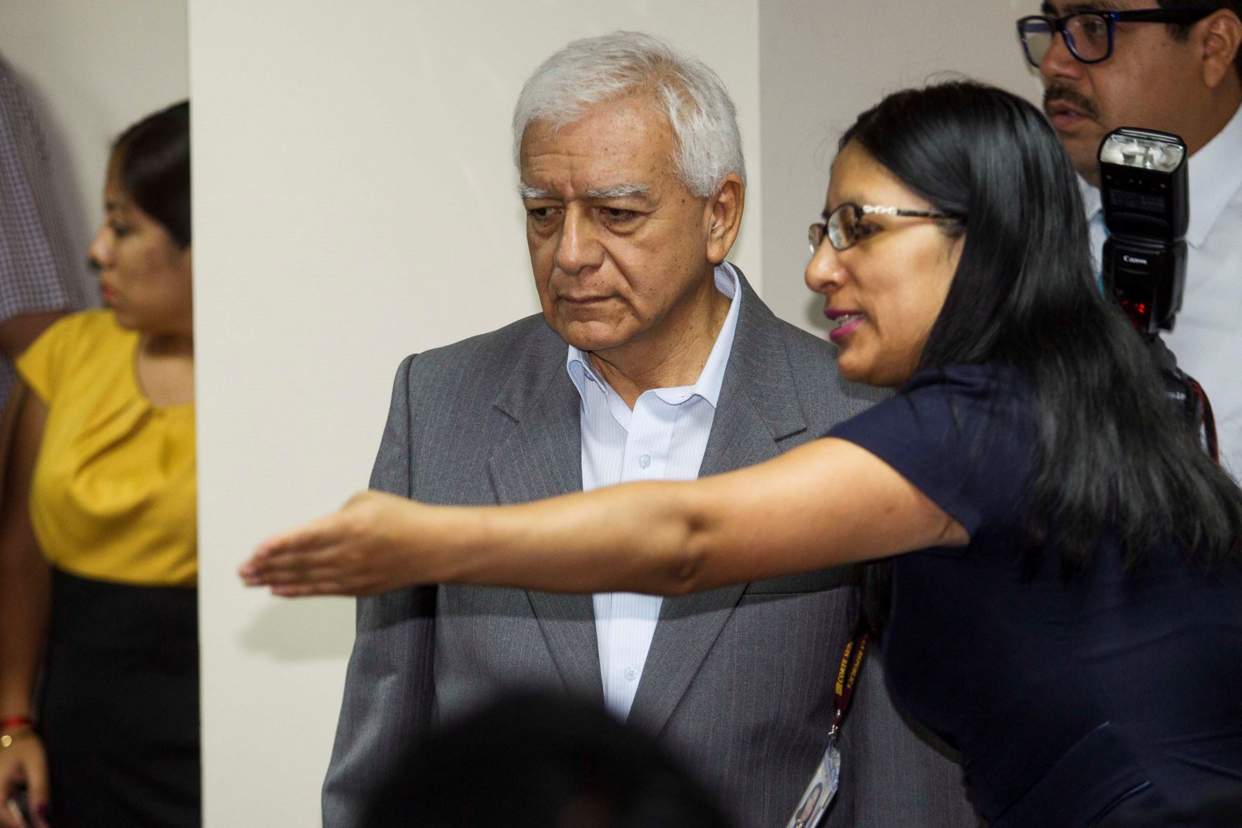 El ex jefe de Provías del Ministerio de Transportes y Comunicaciones, Raúl Torres, asiste este martes a la audiencia de apelación donde se confirmó la detención preliminar por 10 días que solicitó la fiscalía. 
Foto:EFE