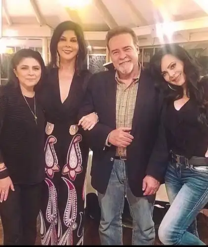 Victoria Ruffo junto a César Évora y Maribel Guardia, ayer en una cena en La Rosa Náutica; con ellos Olga Zumarán.