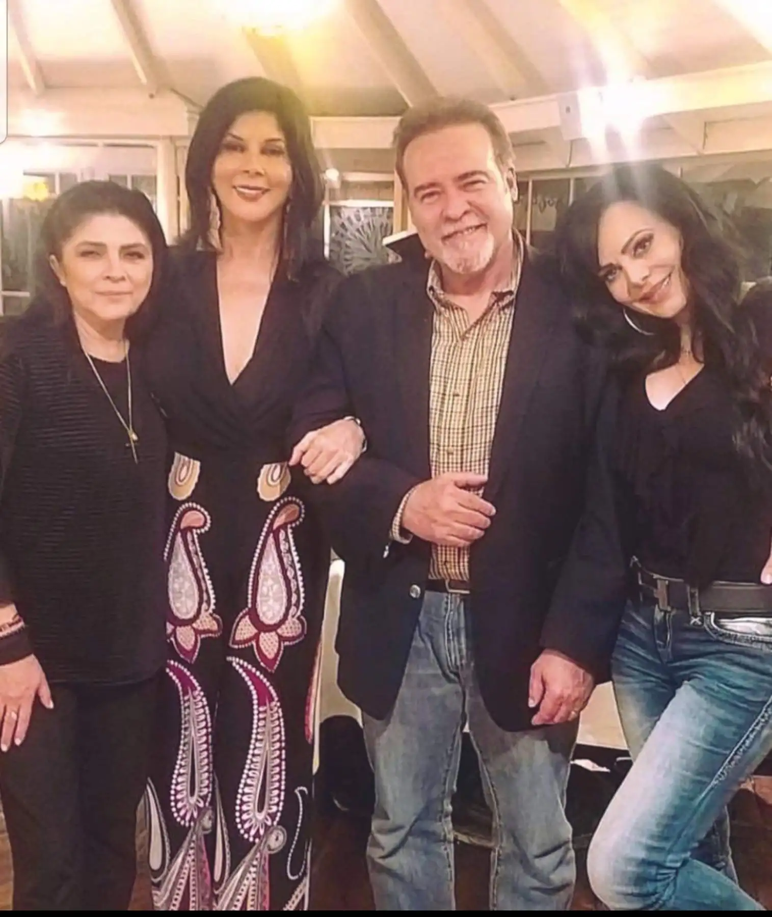 Victoria Ruffo junto a César Évora y Maribel Guardia, ayer en una cena en La Rosa Náutica; con ellos Olga Zumarán.