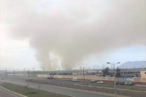 ANDINA/DifusiónIncendio en Pantanos de Villa María provoca densa humadera en Chimbote, en Áncash, ANDINA/Difusión