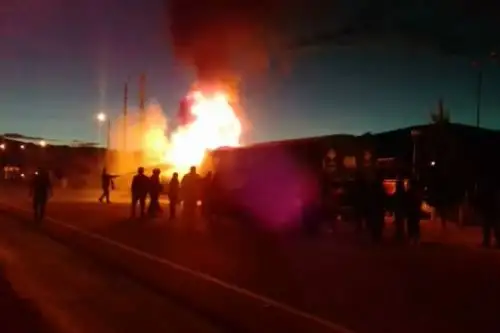Turba enardecida incendia tráiler que atropelló a dos estudiantes en la carretera Central, en La Oroya, Junín.
