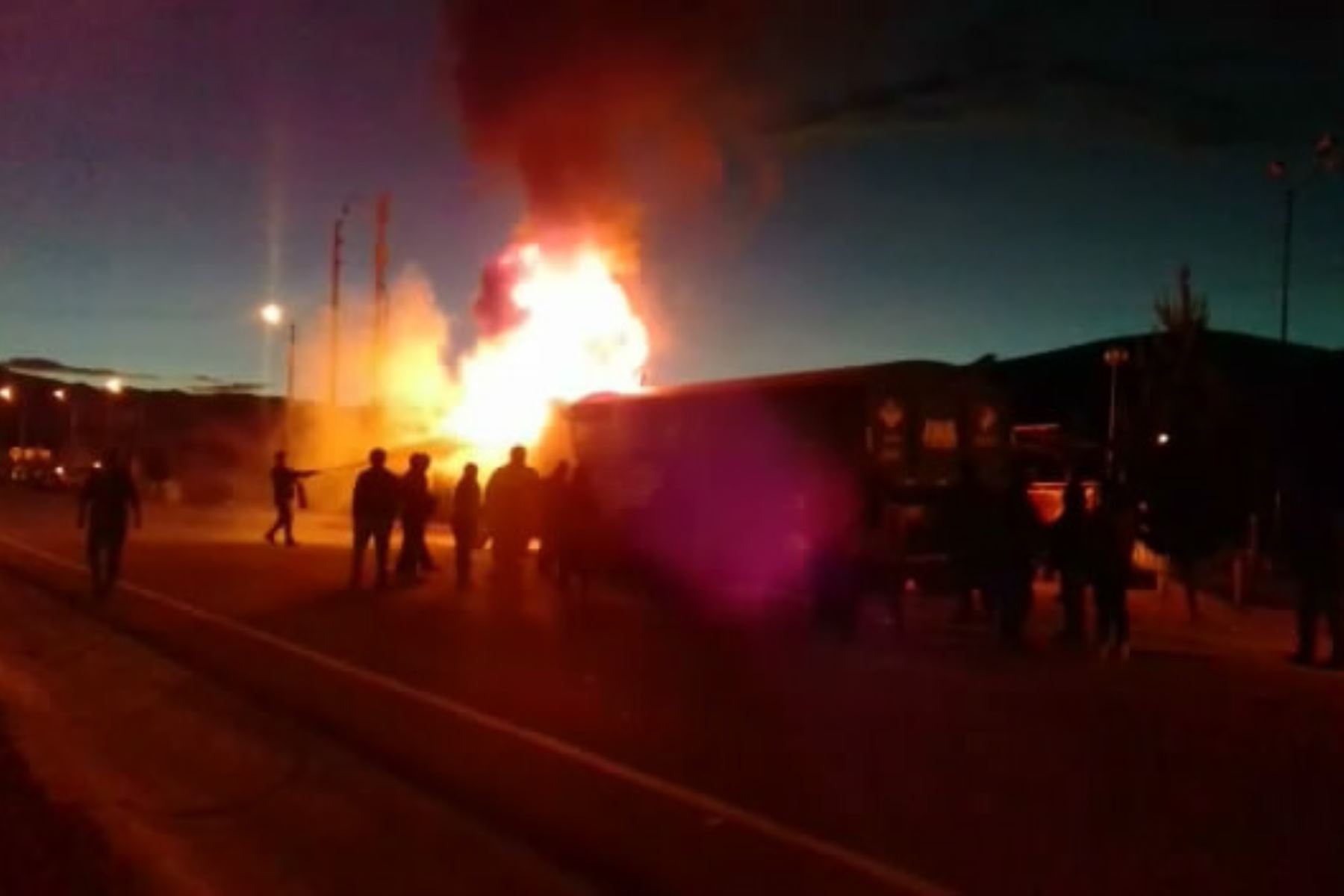 Turba enardecida incendia tráiler que atropelló a dos estudiantes en la carretera Central, en La Oroya, Junín.