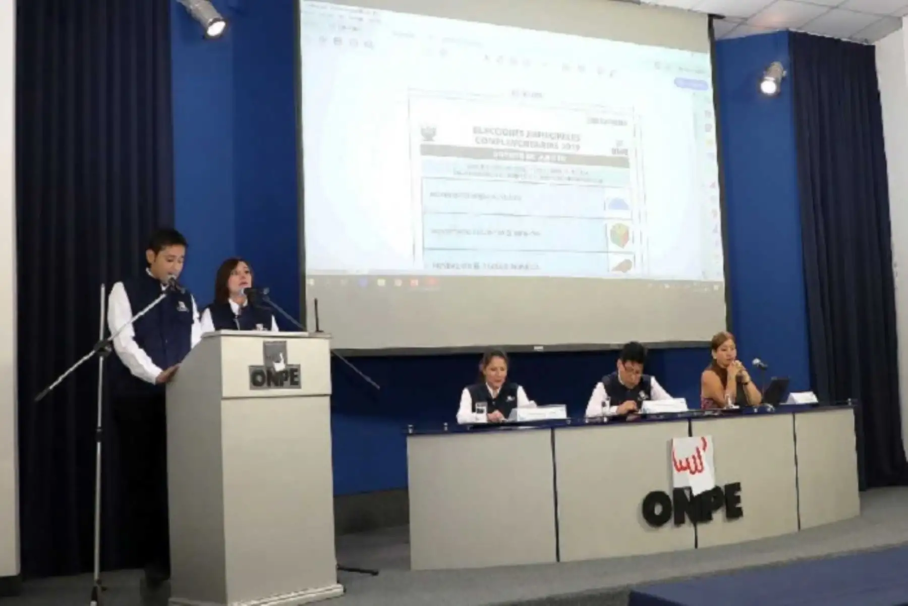 La Oficina Nacional de Procesos Electorales (ONPE) aprobó el modelo definitivo de la cédula de sufragio para la votación manual en las Elecciones Municipales Complementarias 2019, a realizarse el próximo 7 de julio en 12 distritos de 9 regiones del país.