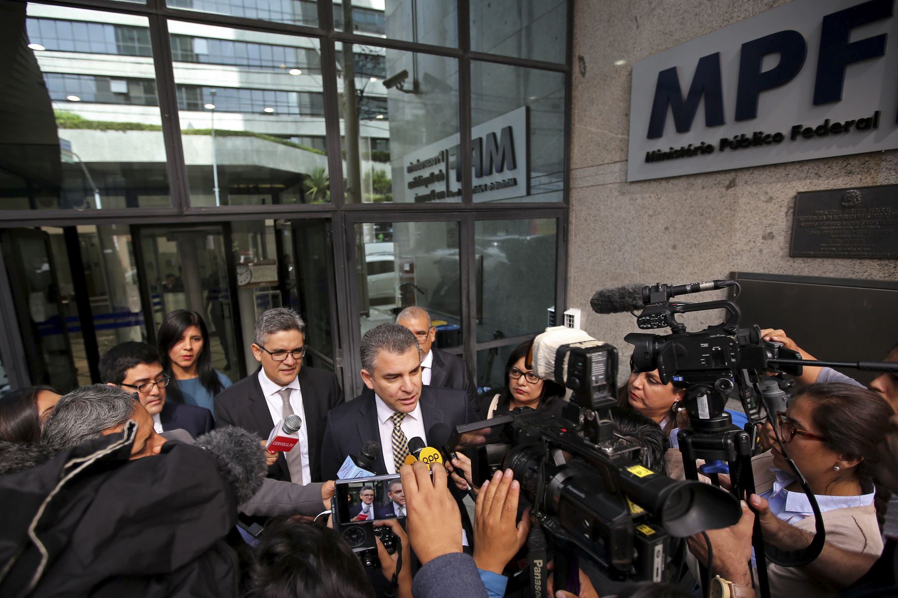 El fiscal peruano Rafael Vela declara a la prensa en Curitiba, Brasil. Foto: AFP